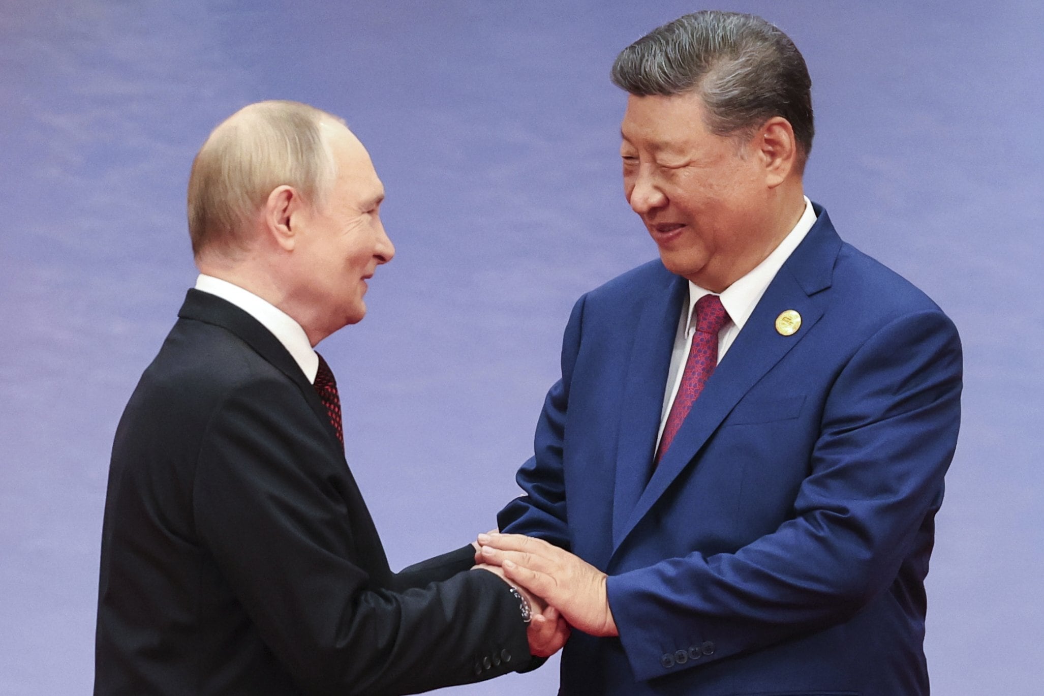 El presidente ruso, Vladimir Putin (izquierda), y el presidente chino, Xi Jinping, se estrechan la mano en una ceremonia de bienvenida a los jefes de Estado de la cumbre de la Organización de Cooperación de Shanghái (OCS) en Tianjin, China, el domingo 31 de agosto de 2025