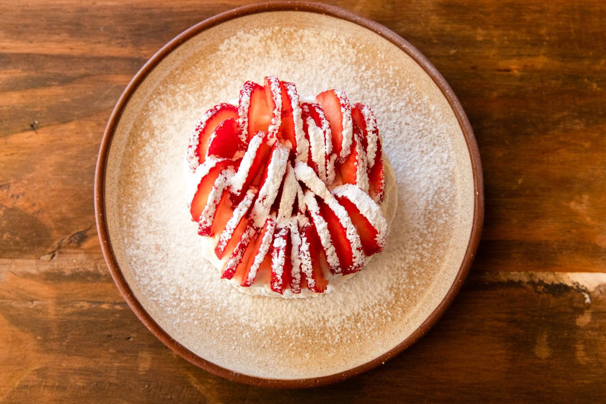 Pavlova con crema de queso mascarpone y frutillas.