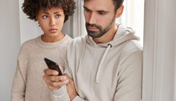 Lo que una mujer nunca le perdonaría a su novio, según la Inteligencia Artificial