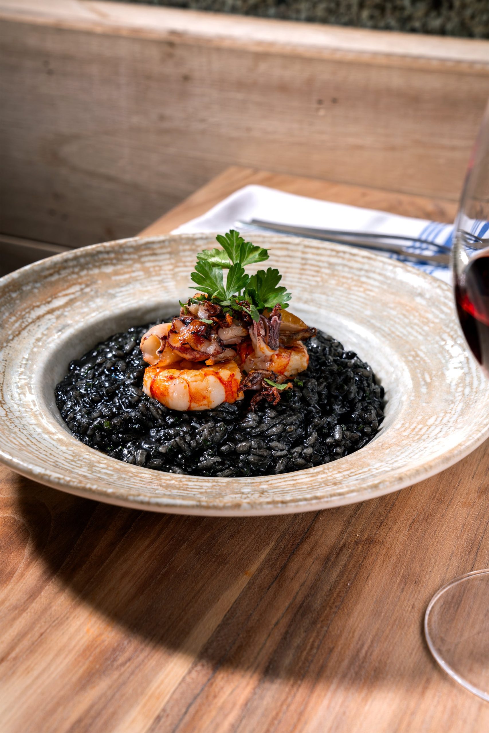 Risotto nero di sepia con langostinos, chipirones y tinta de calamar