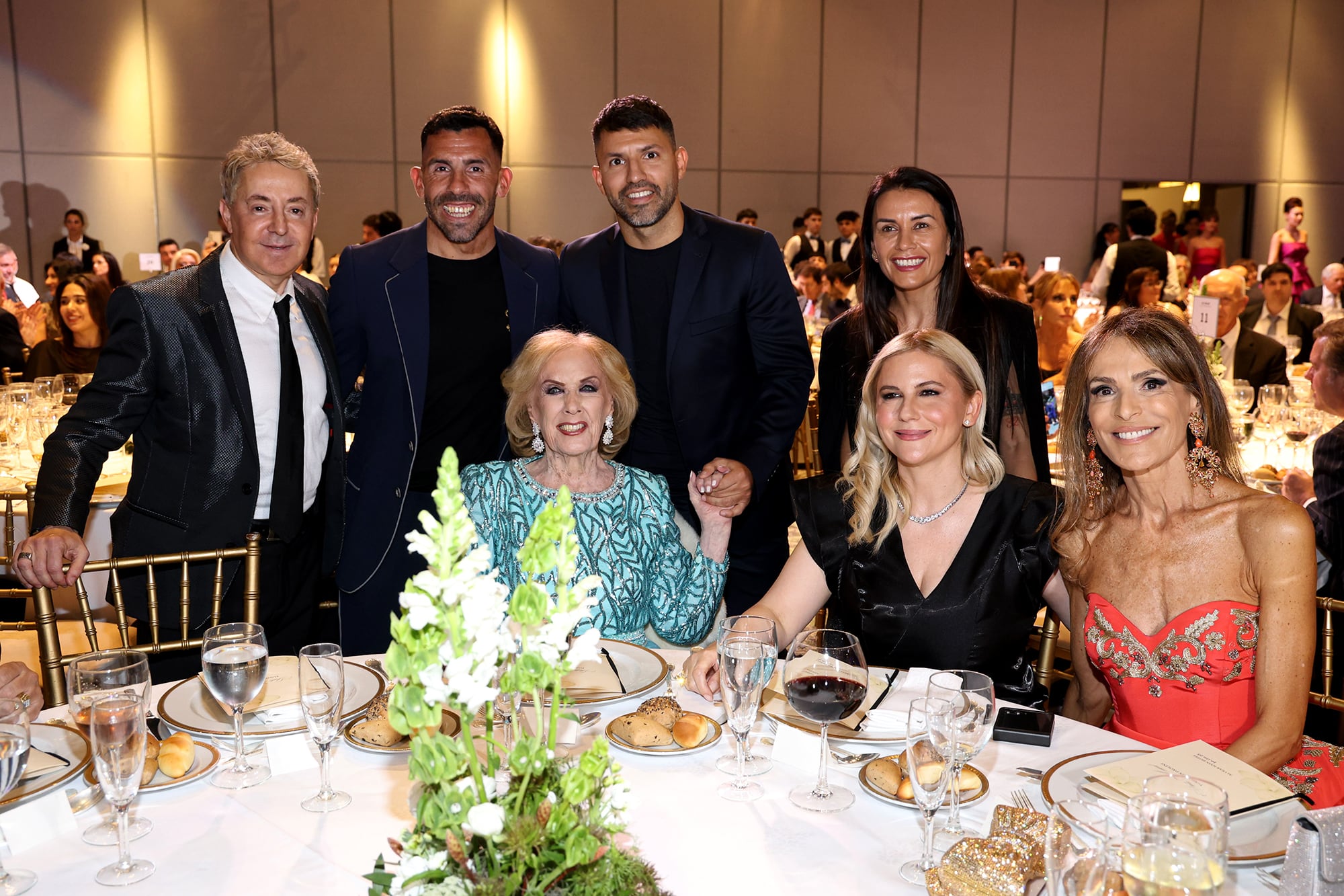 De pie: Horacio Paolini, Carlos Tévez, Kun Agüero y Vanesa Mansilla; sentadas: Mirtha Legrand, Soledad Paolini y Rossella Della Giovampaola. Chiquita fue el alma de la fiesta y emocionó a todos con sus palabras  