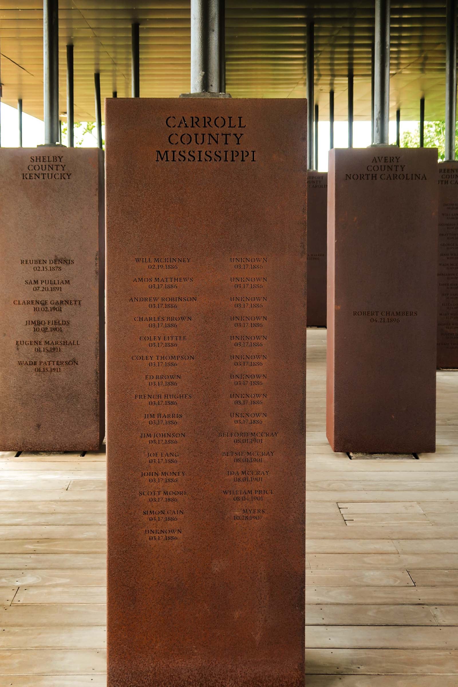 El Monumento Nacional por la Paz y la Justicia, en una colina de Montgomery, Alabama. Identifica a los más de 4.700 afroamericanos que murieron linchados en Estados Unidos.
