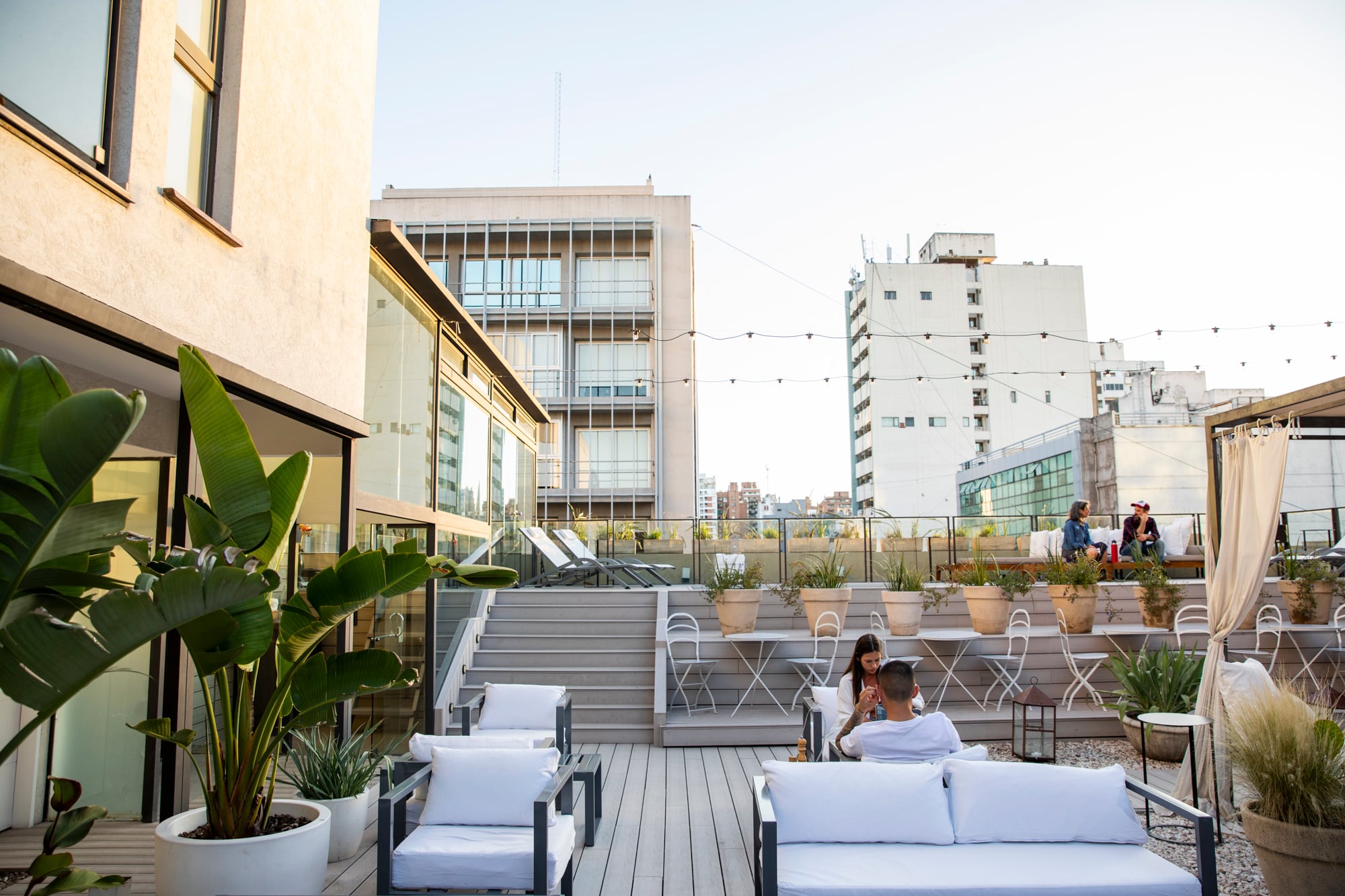 La terraza con gazebos, tumbonas, camastros y una pequeña pileta (splash pool) es ideal para el atardecer y tiene una vista soberbia de la ciudad