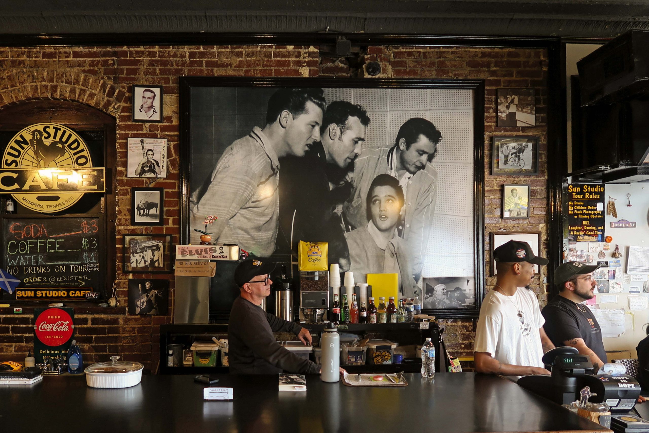 Al estudio de grabación Sun se ingresa por el café, donde domina una gigantografía de Elvis al piano