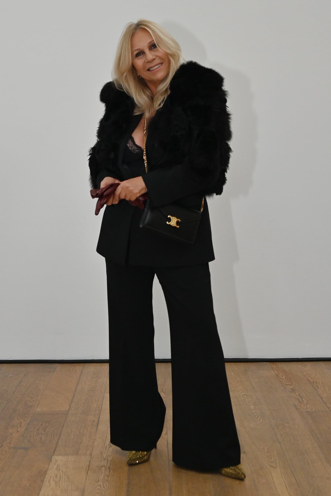 La abogada Ana Rosenfeld acompañó su look con una cartera Celine