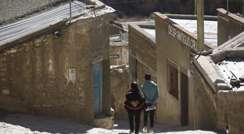En las nubes: el tranquilo pueblo suspendido en el tiempo que seduce con sus colores vibrantes y su cultura