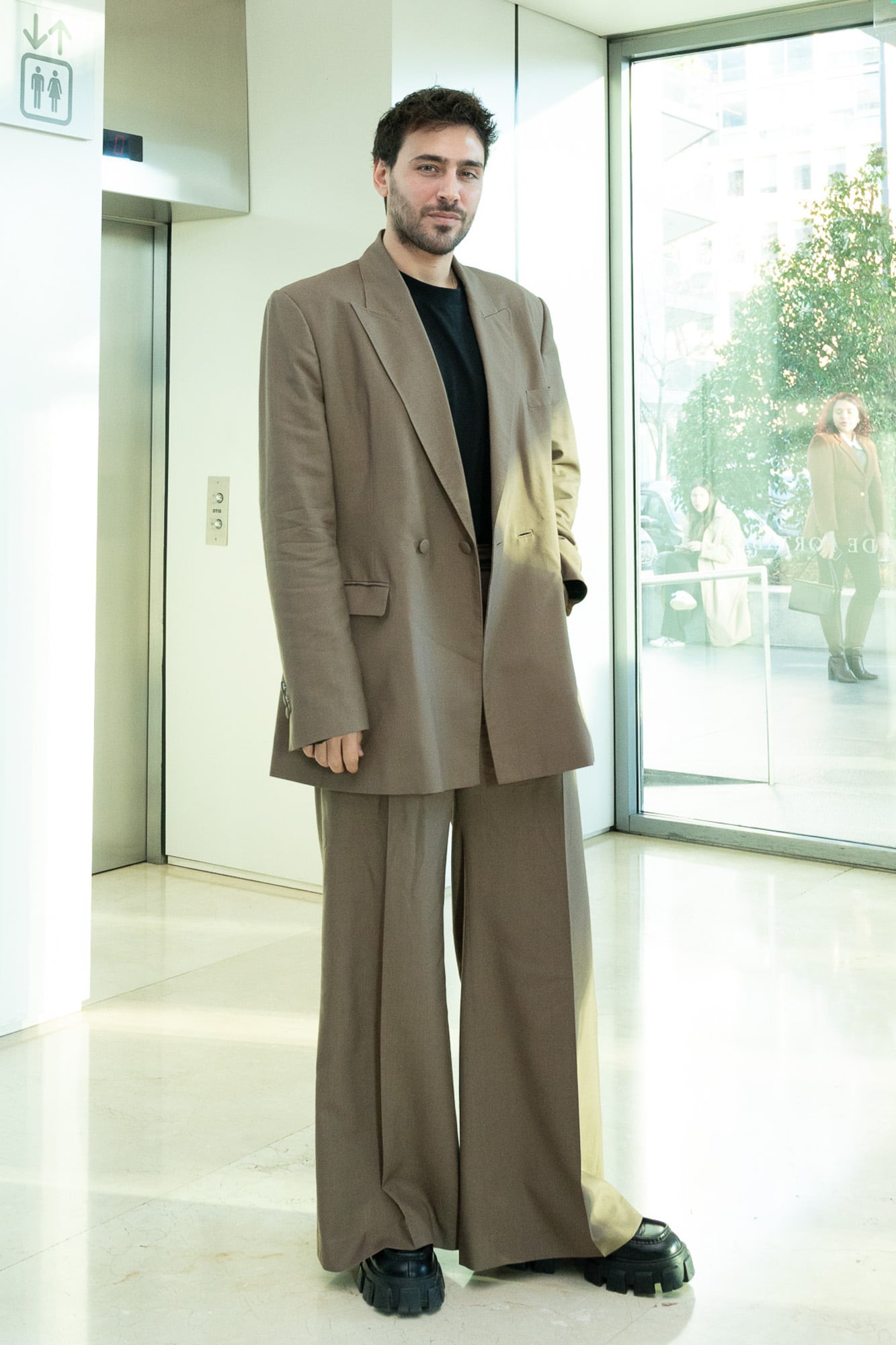 Lisandro Ponce, con traje oversize
