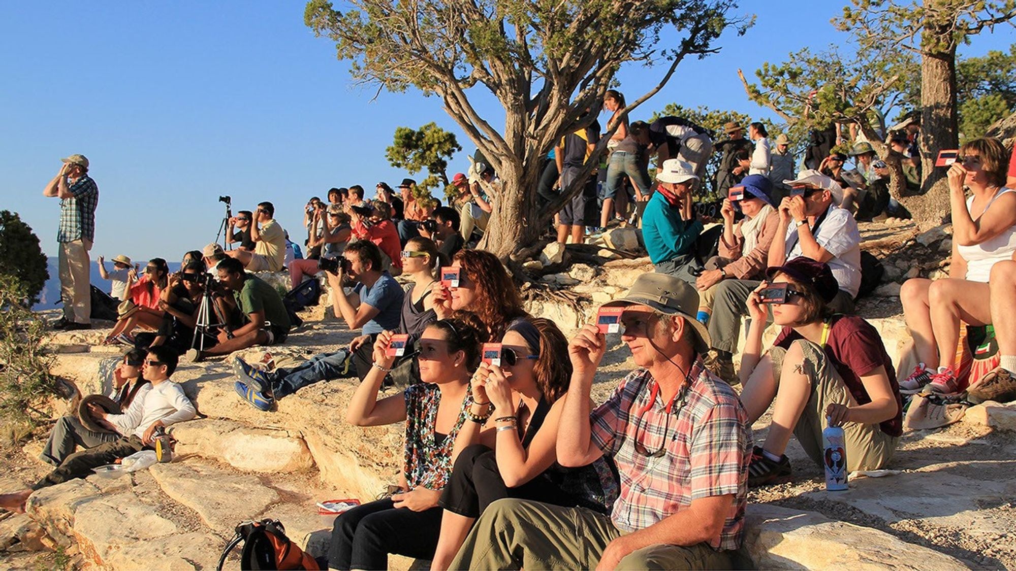 Los dispositivos que deben utilizarse para observar el eclipse parcial solar son visores más oscuros que los normales y cumplen con el estándar internacional ISO 12312-2