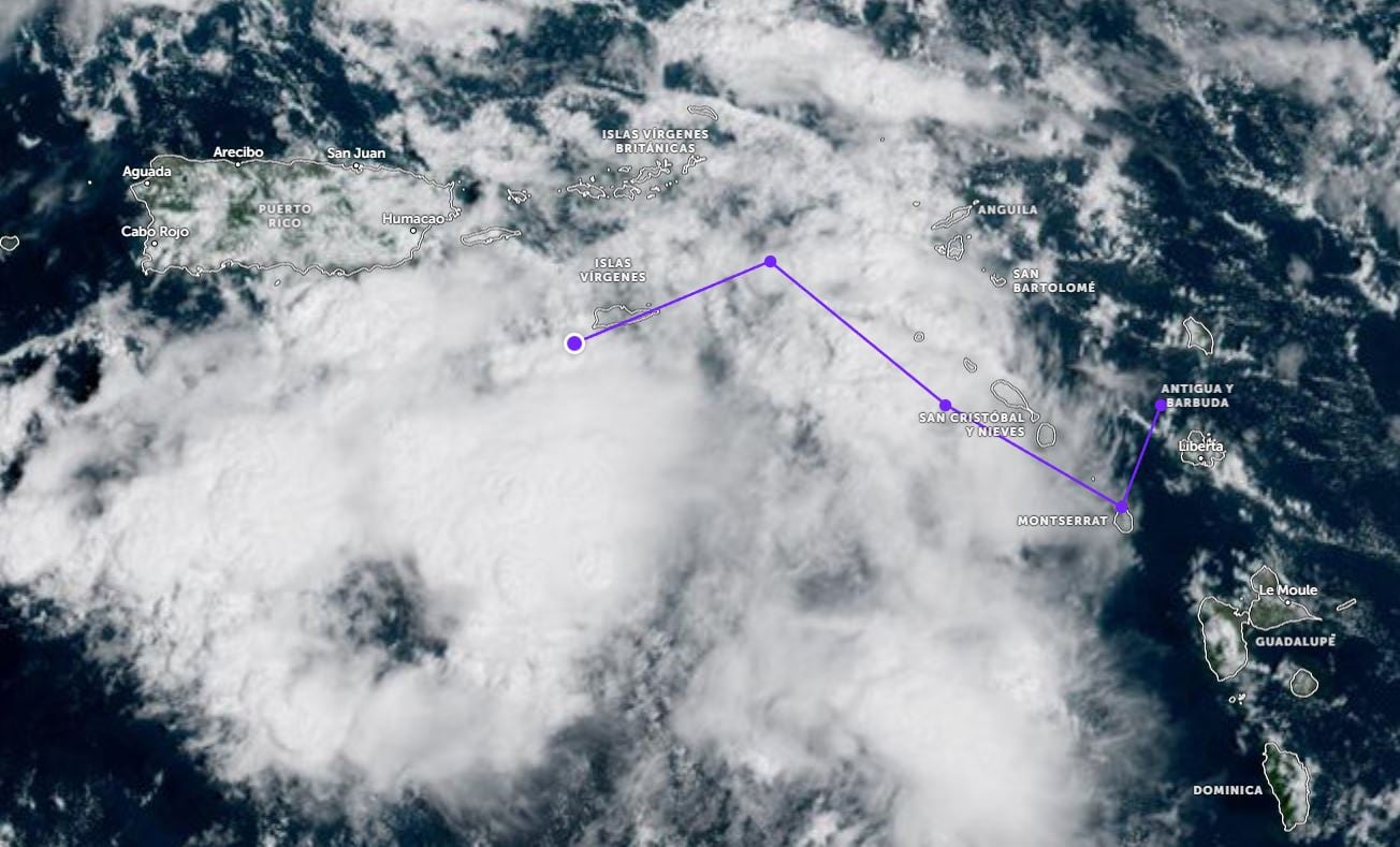 Invest 94L se desplaza sobre el noreste del mar Caribe a una velocidad de 15-20 mph (24-32 km/h)