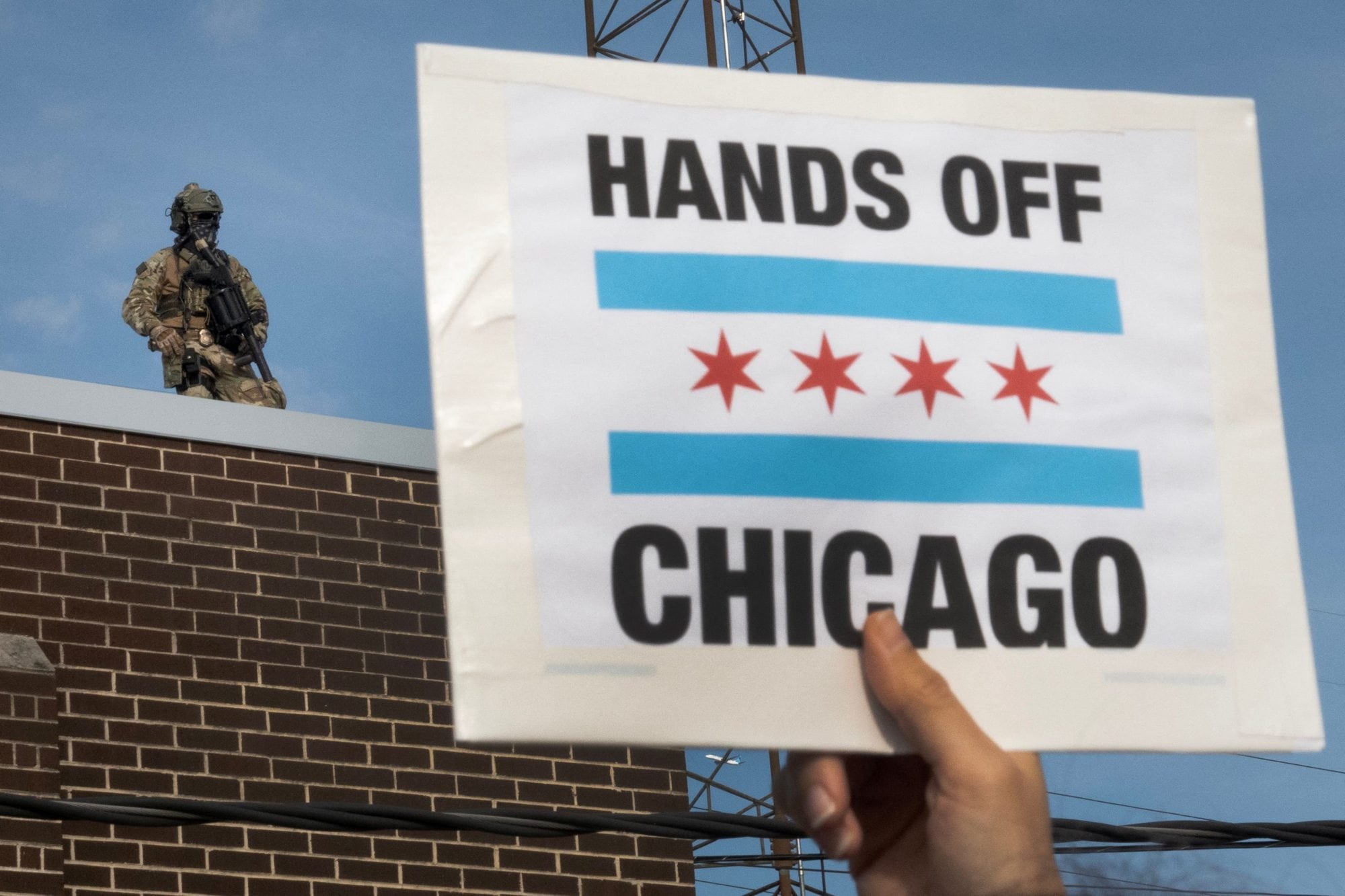 Manifestantes protestan frente a un centro de procesamiento de inmigración el 12 de septiembre de 2025 en Broadview, Illinois.