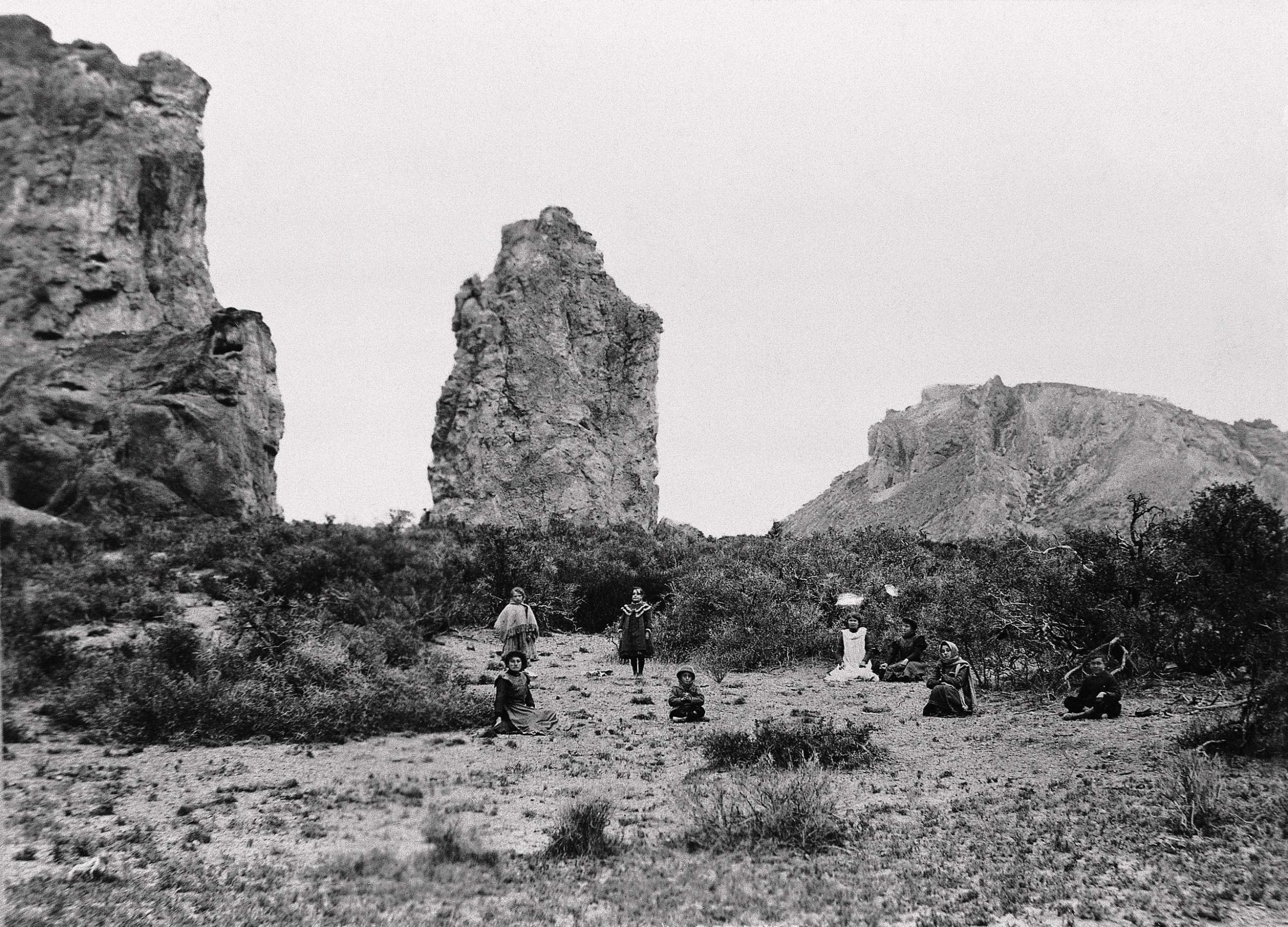 Niños de las familias Morgan y Thomas en cañadón Garbón. 1908.