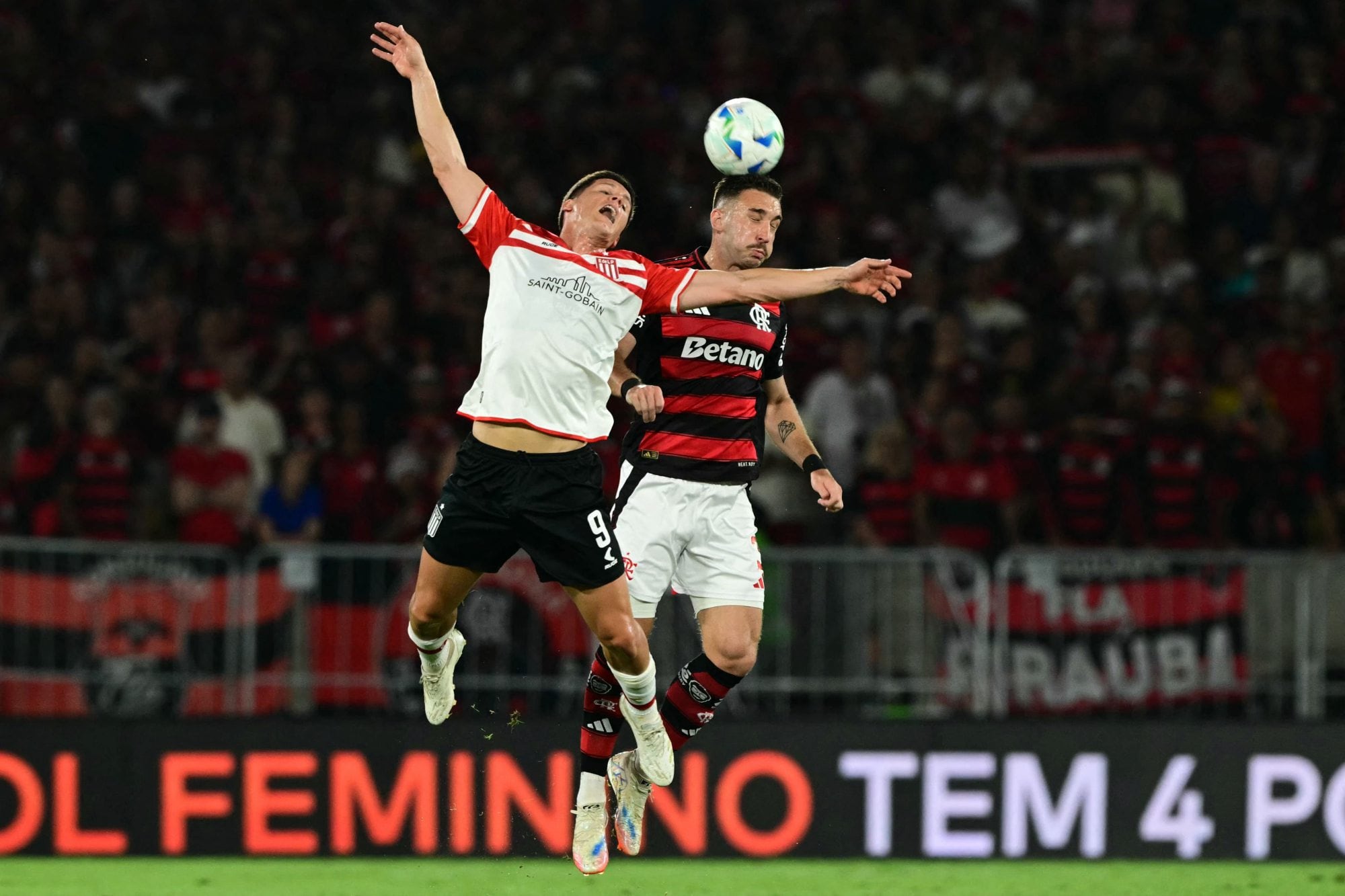 Guido Carrillo y Leo Ortiz disputan el balón durante el partido de ida de los cuartos de final de la Copa Libertadores entre Flamengo y Estudiantes de La Plata 