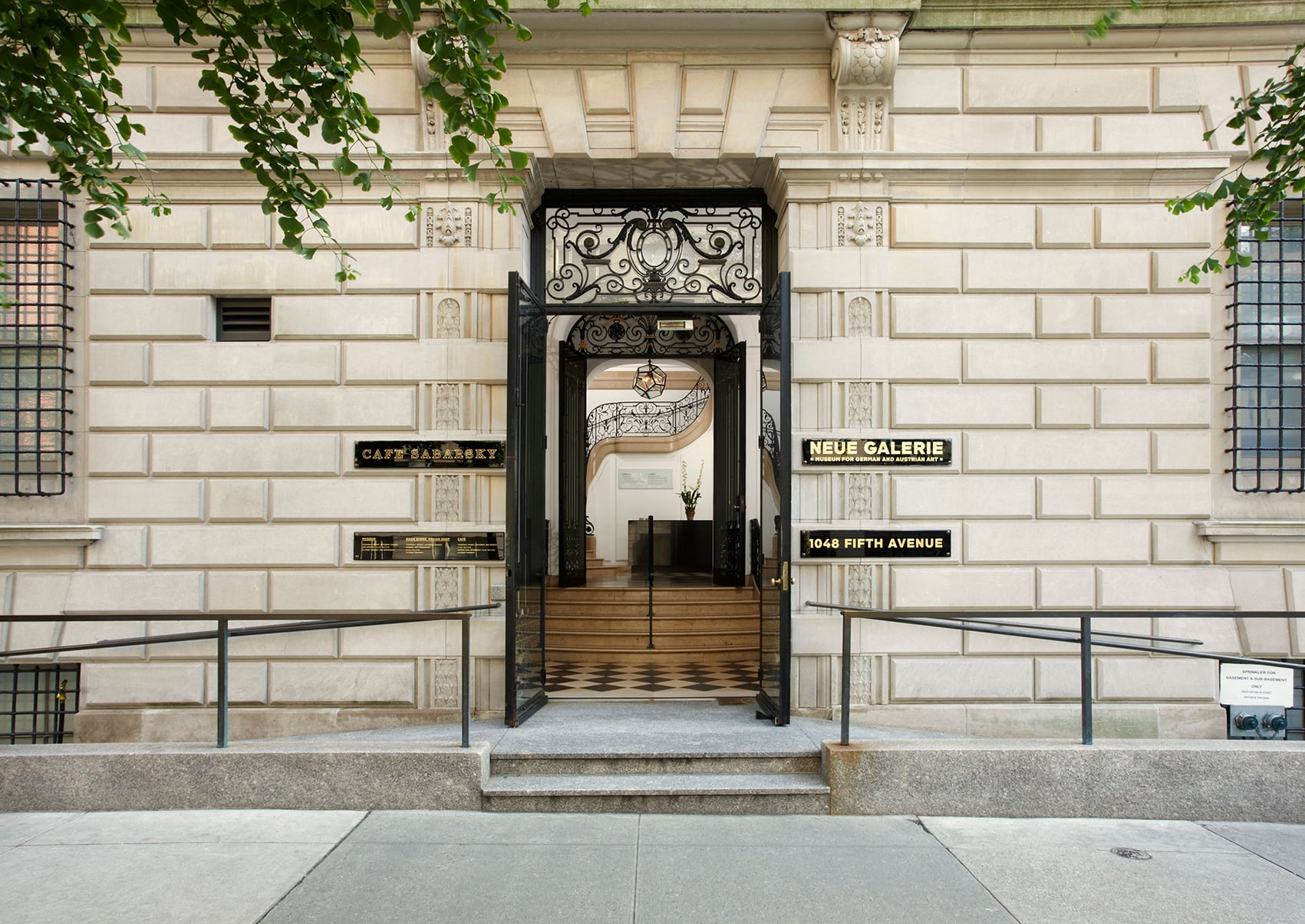 Entrada de la Neue Galerie en Nueva York