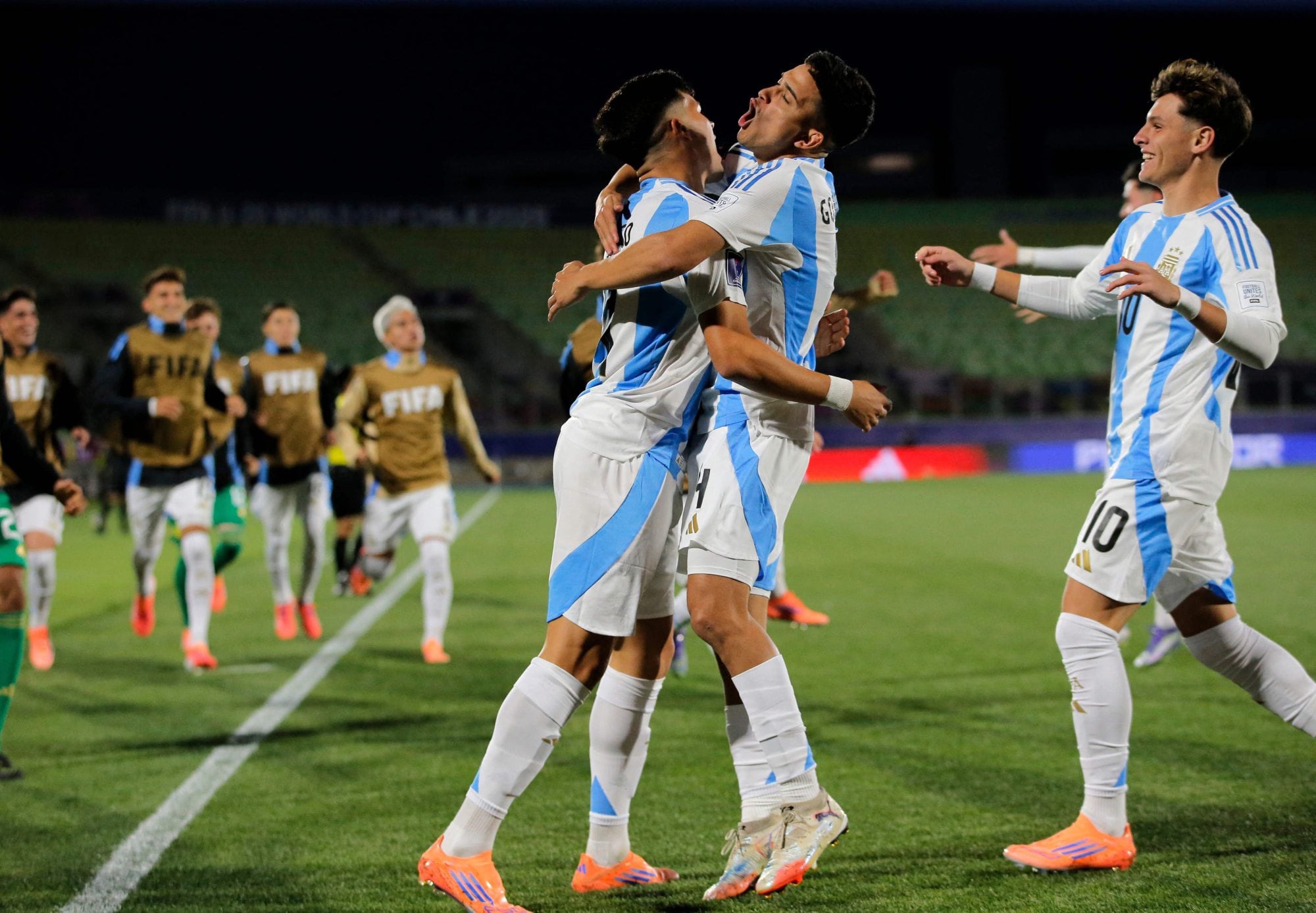 Alejo Sarco abraza a Dylan Gorosito, que habilitó al delantero en el segundo gol de la Argentina; Álvaro Montoro (10), que inició la acción, se suma al festejo; Argentina enseñó poder de fuego con sus atacantes