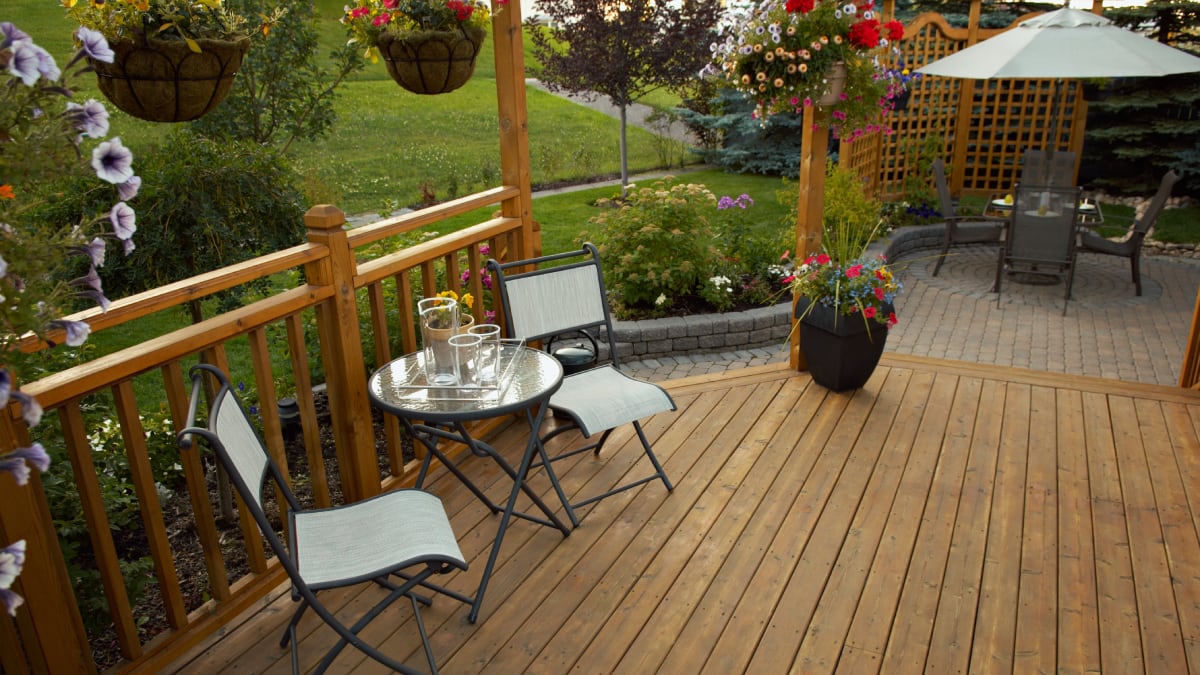 Disfruta del jardín o la terraza también en otoño con este par de sillas reclinables.