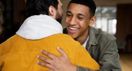 Por qué los hombres argentinos se saludan con un beso, según la IA