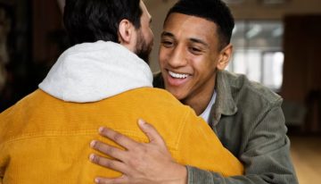 Por qué los hombres argentinos se saludan con un beso, según la IA
