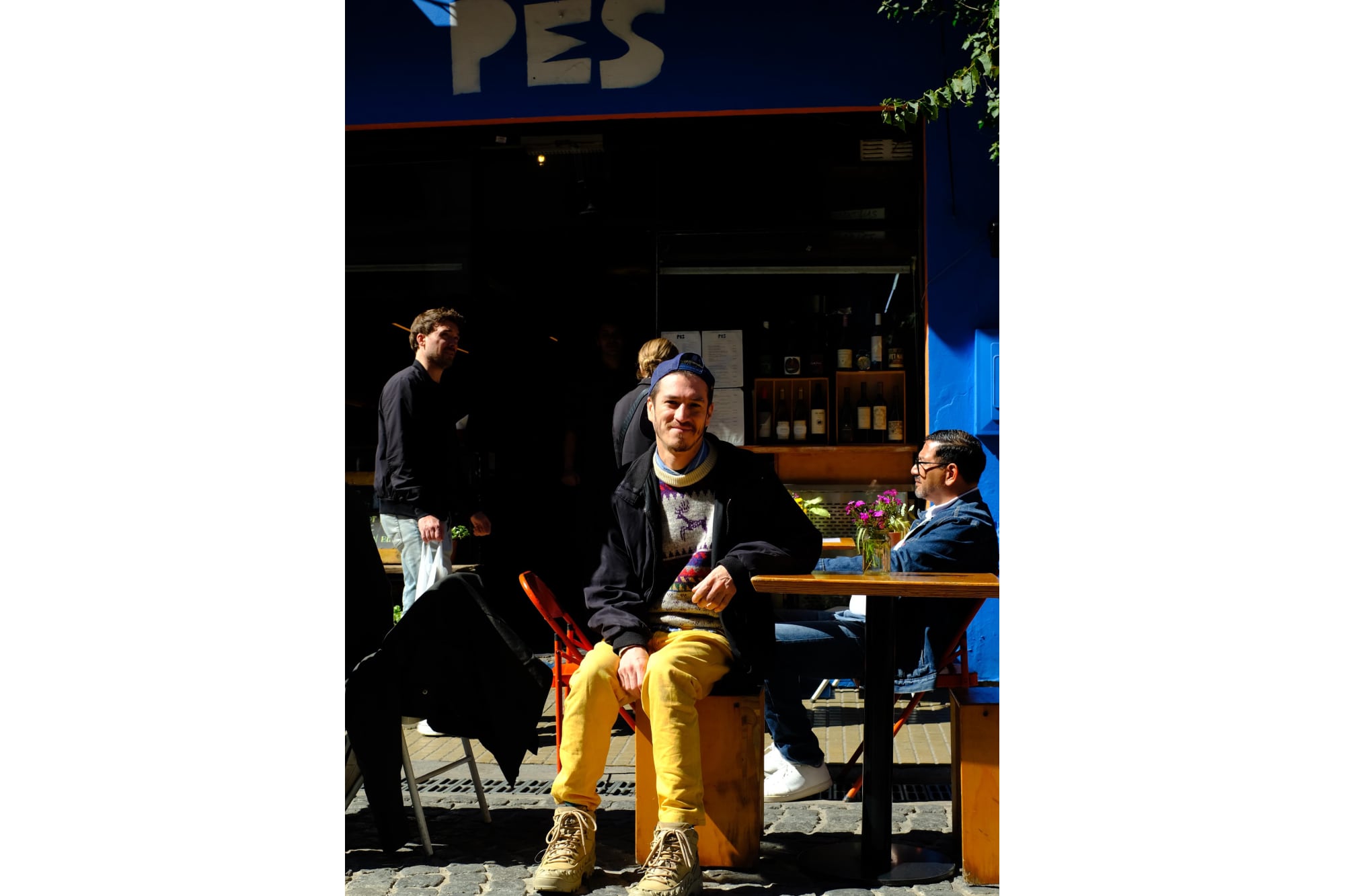En su amado barrio de San Telmo, Jimi hoy es cocinero en PES, un rincón en las calles porteñas que fusiona la gastronomía de Perú y España,