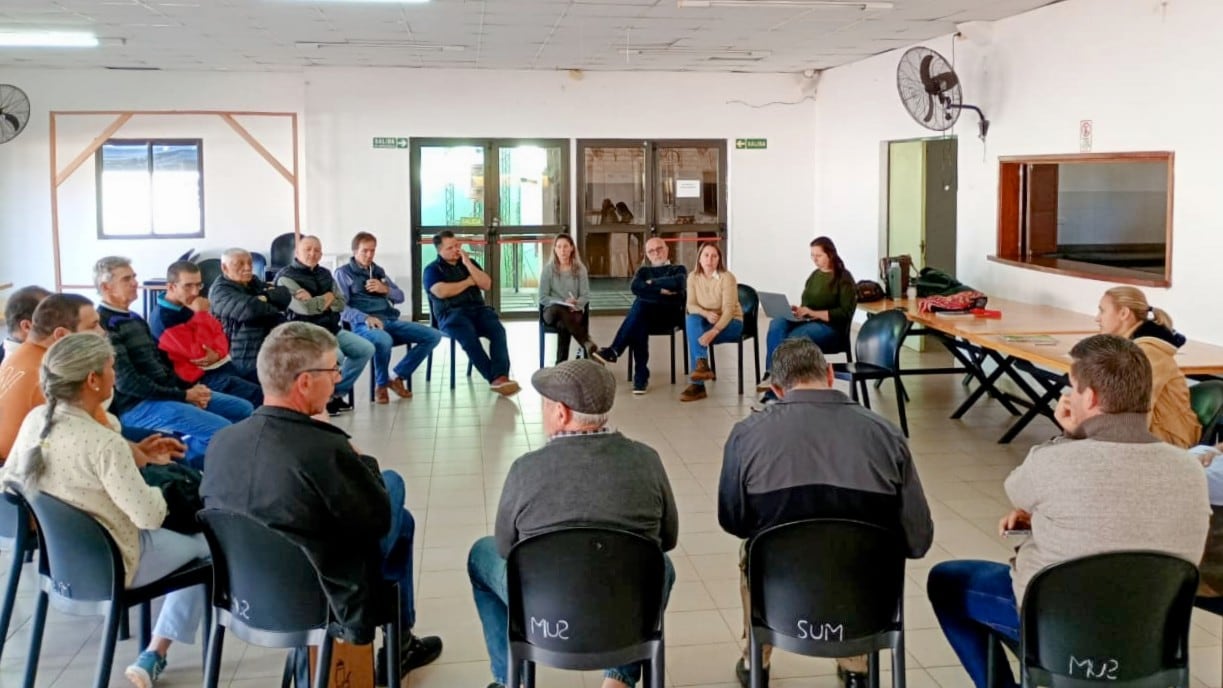 La última reunión de la Coproté, que siempre se reúne en Campo Viera, epicentro tealero del país. En la mesa, gobierno provincial, industriales y pequeños productores buscan acordar un precio 