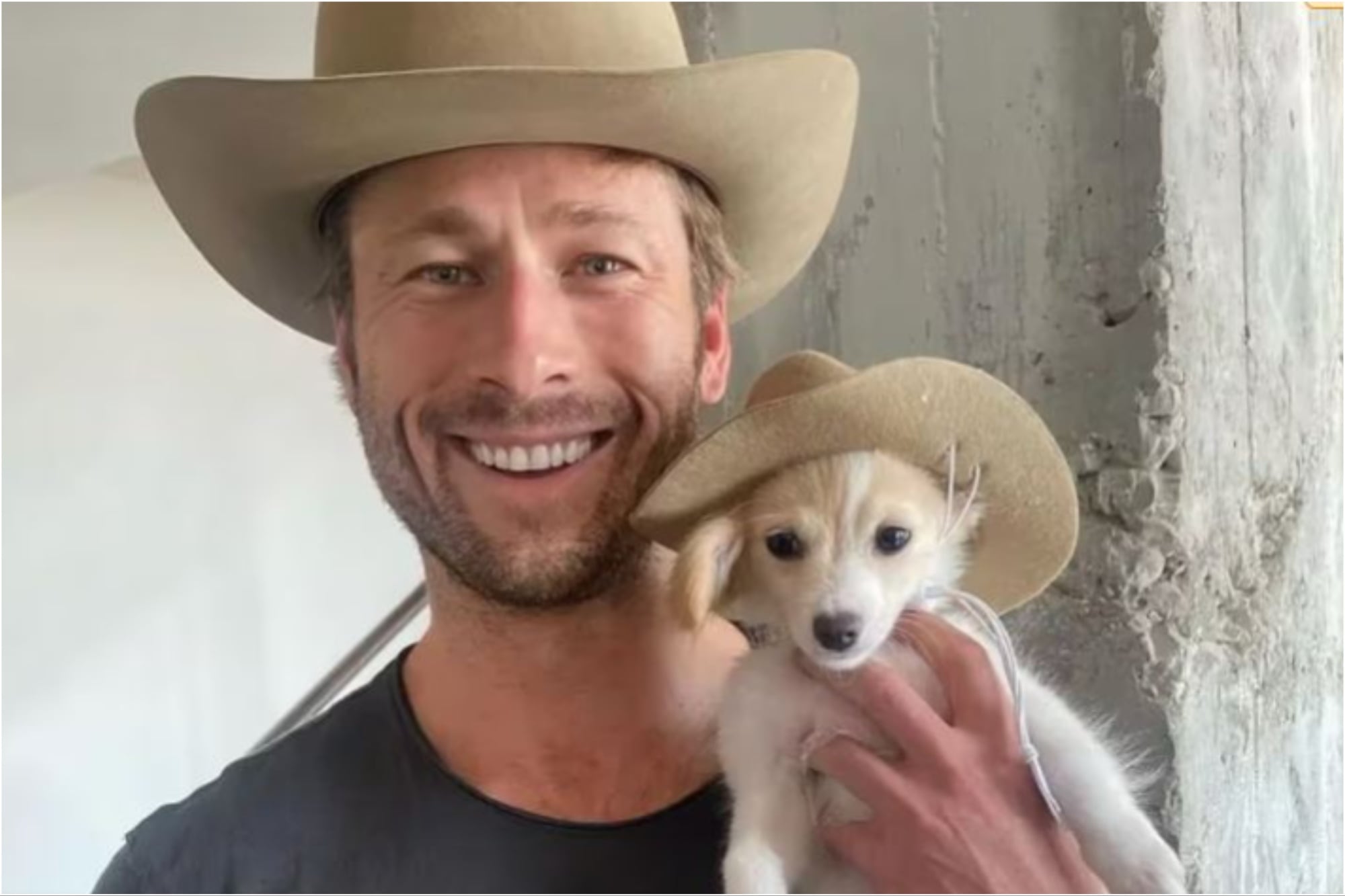 Glen Powell y su perro Brisket