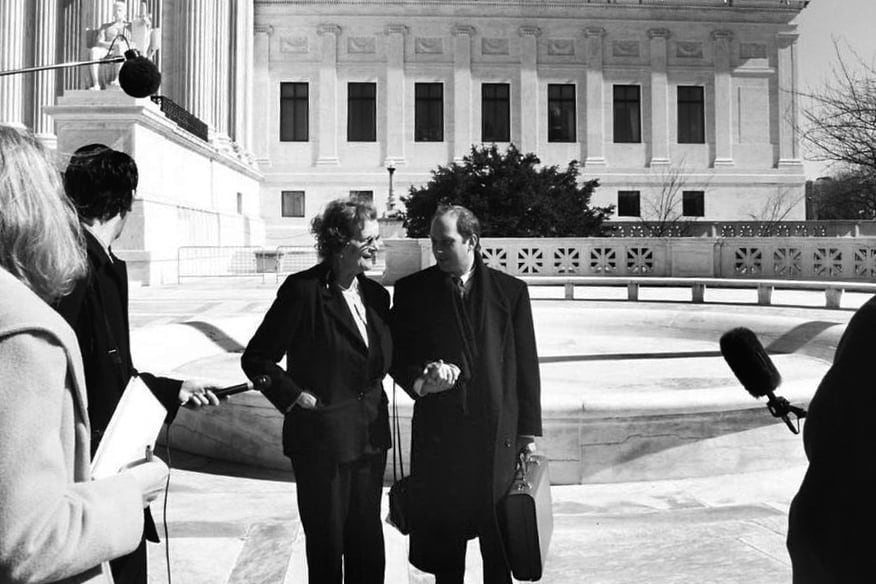 Maria Altmann y E. Randolpg Schoenberg saliendo de la Corte Suprema de Estados Unidos en 2004