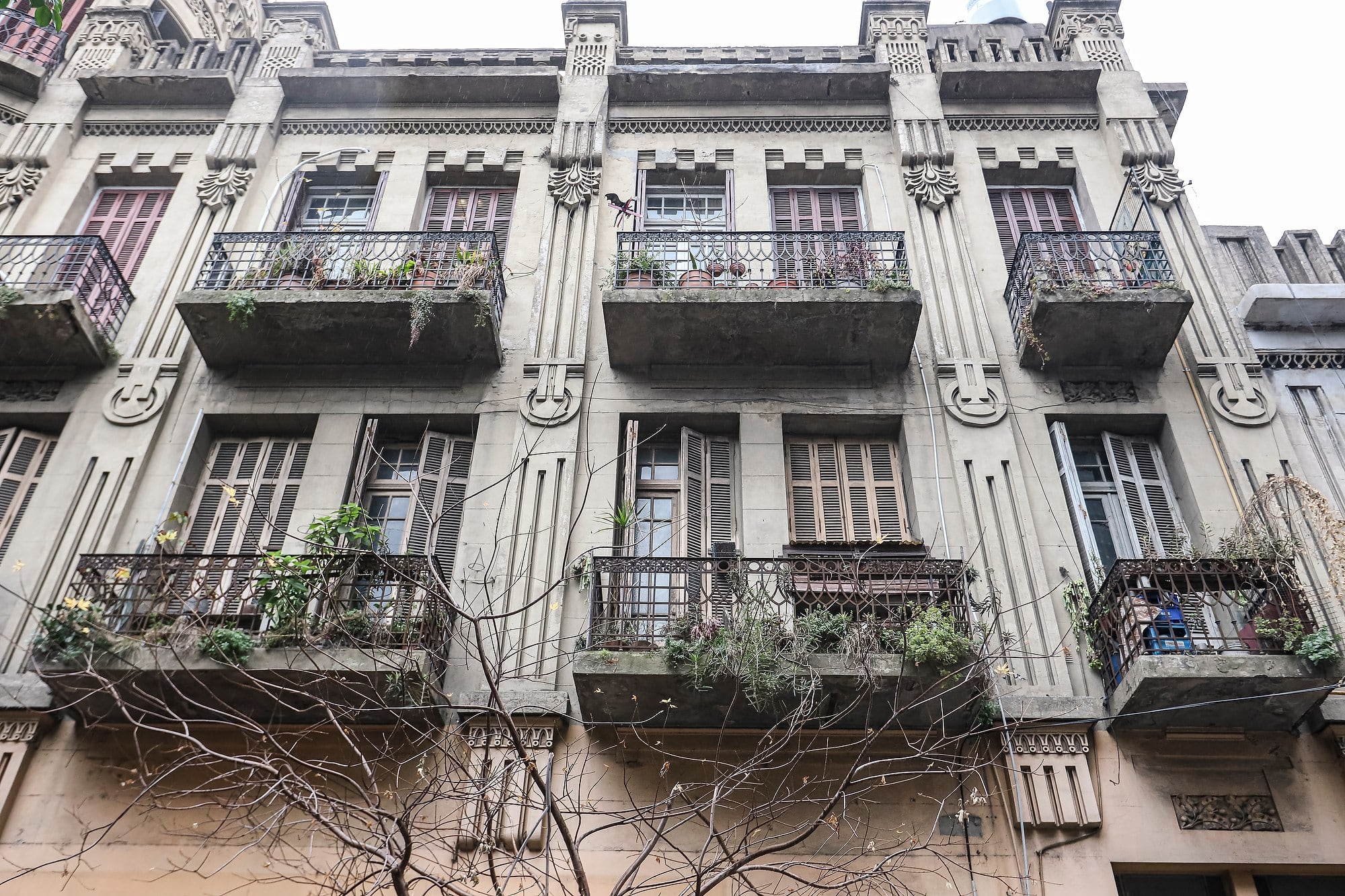 Se trata de una construcción triangular con planta baja y dos plantas rematadas en una torre con almenas, único sector del edificio que tiene un tercer piso