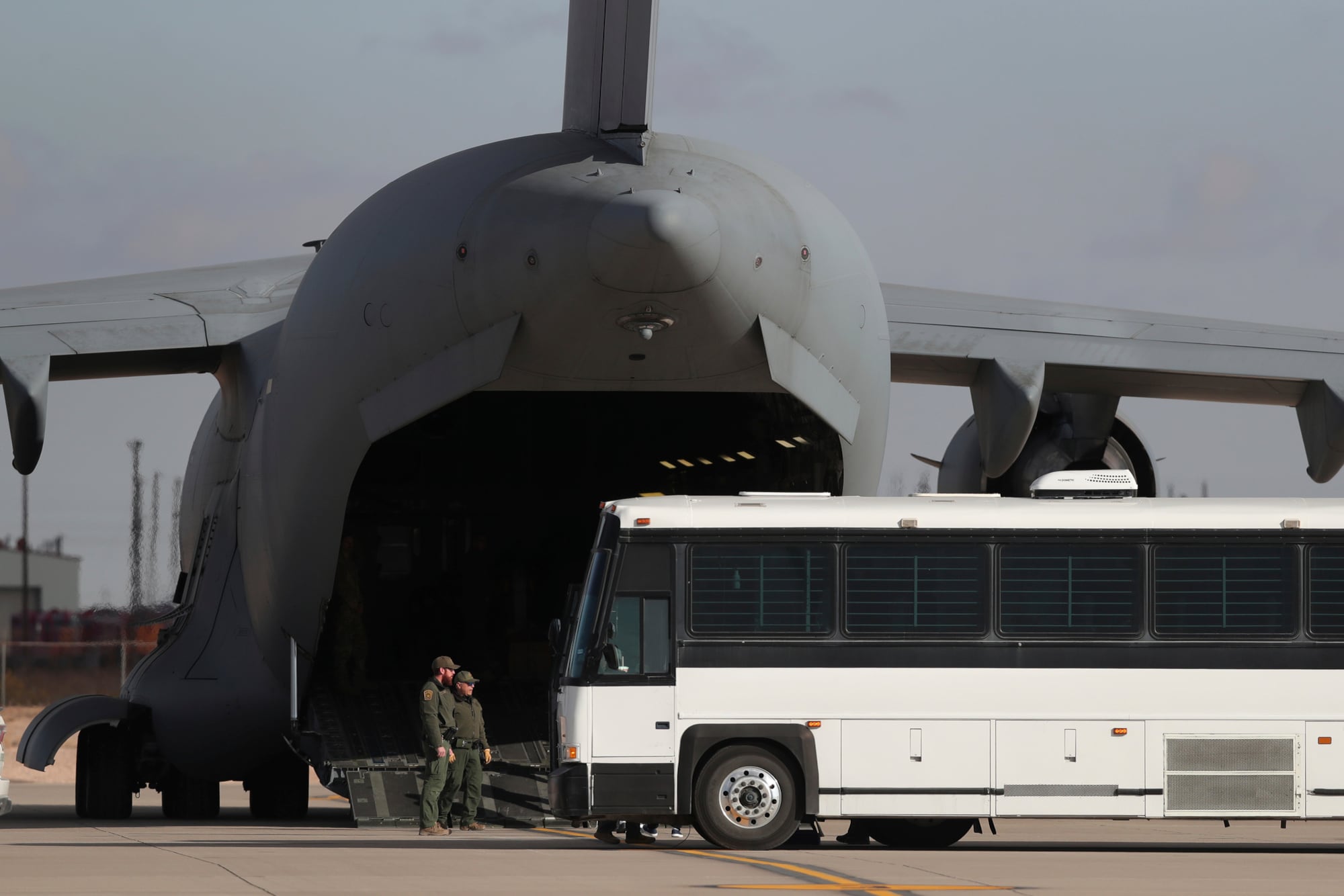 Con el programa de la CBP Home, los migrantes reciben un avión gratis, se les quita las multas  y reciben un incetivo de US$1000 