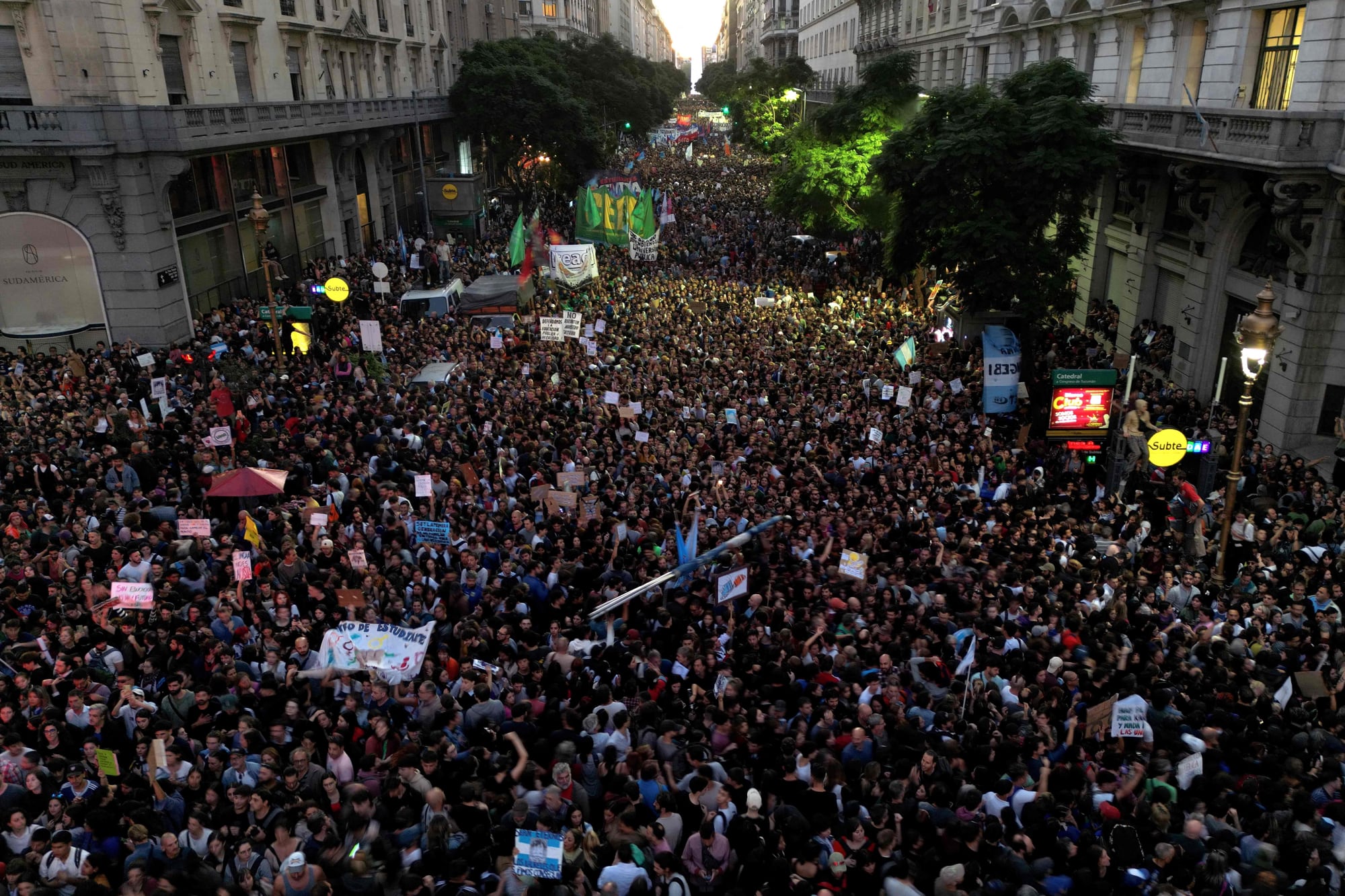 Marcha en protesta por el ajuste presupuestario a las universidades públicas en Buenos Aires, el 23 de abril de 2024