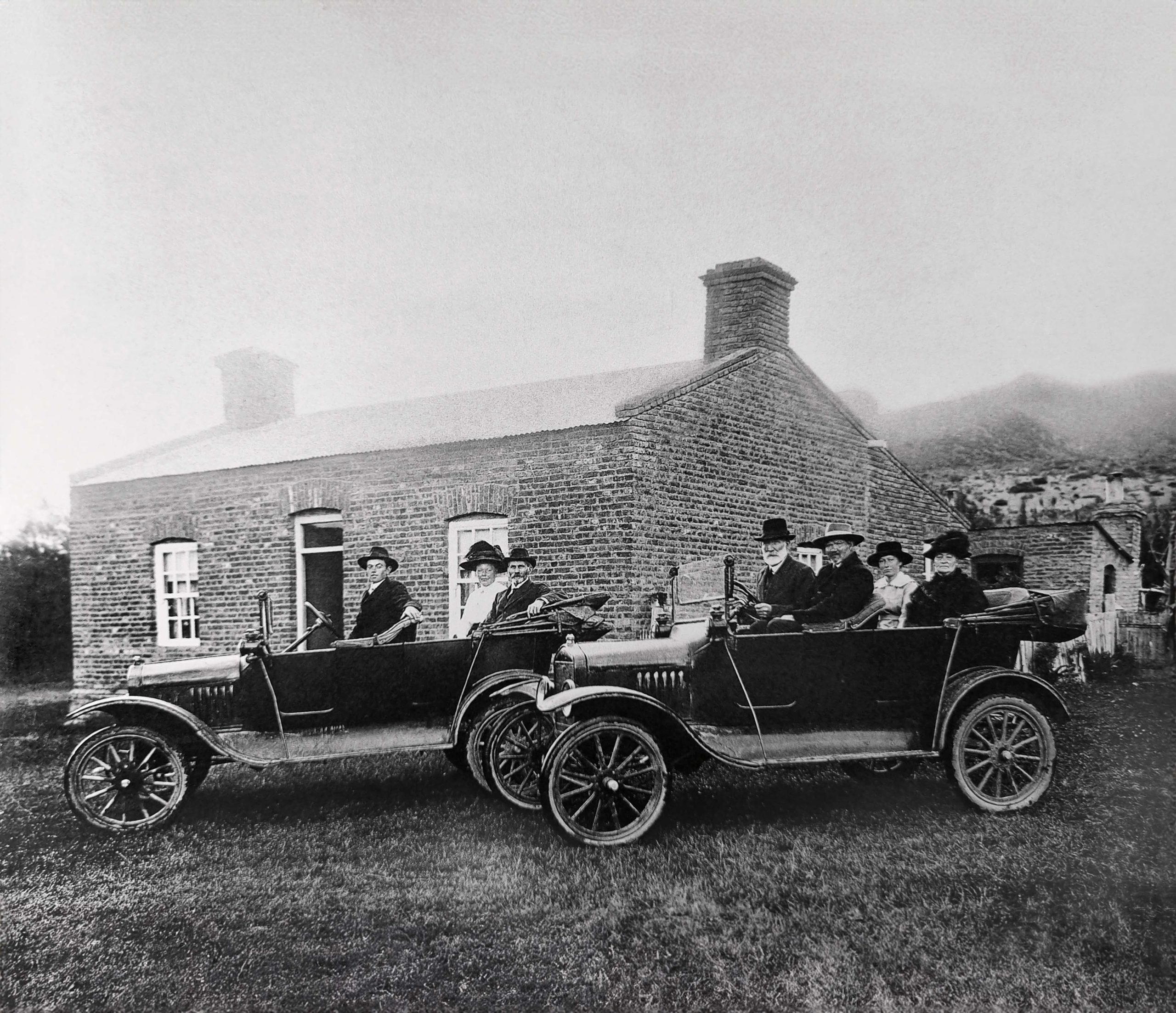 Jacob Morgan y Daniel Evans con familiares, Esquel, ca 1920.