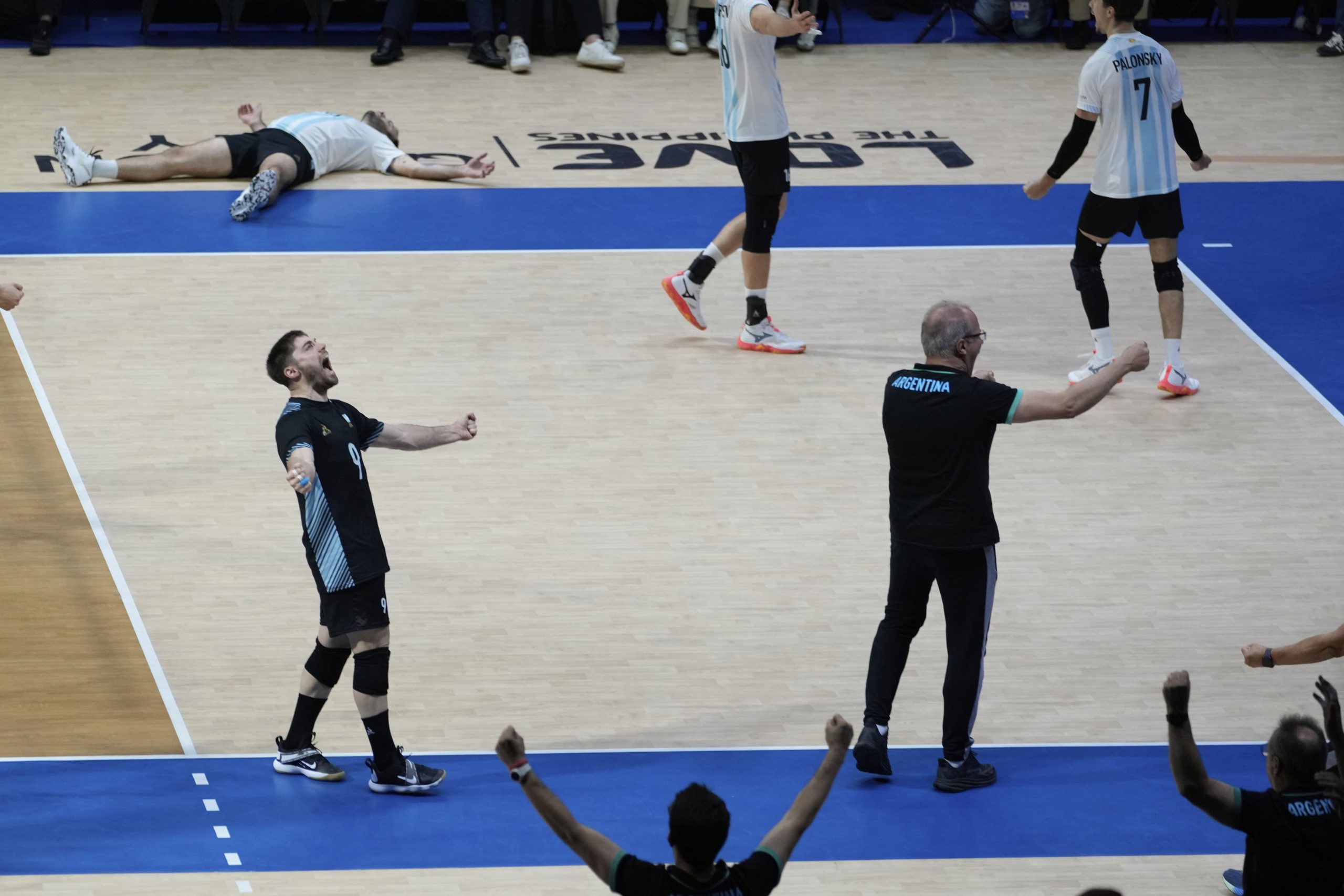Los jugadores argentinos festejan tras la enorme victoria en cinco sets ante Francia en el Mundial de Vóleibol de Filipinas
