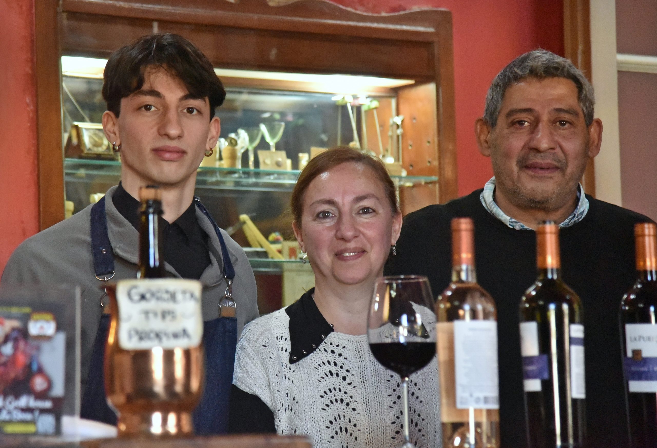 Aristóteles, el hijo menor, es el encargado del meze