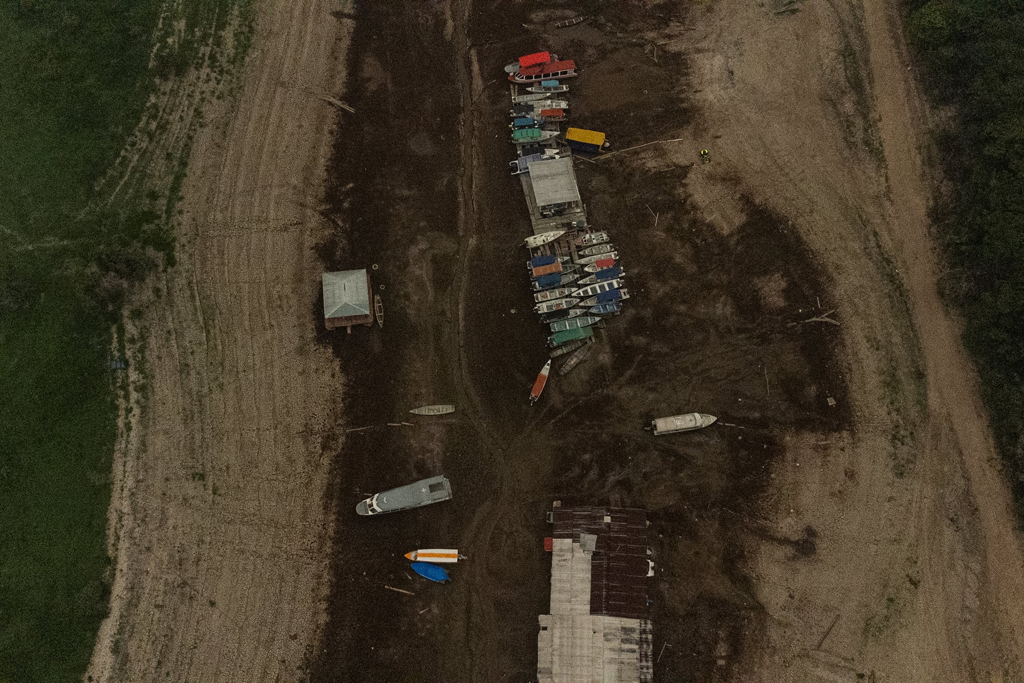 Casas y barcos encallados en Manaus, una de las zonas más golpeadas por la sequía en la Amazonia brasileña