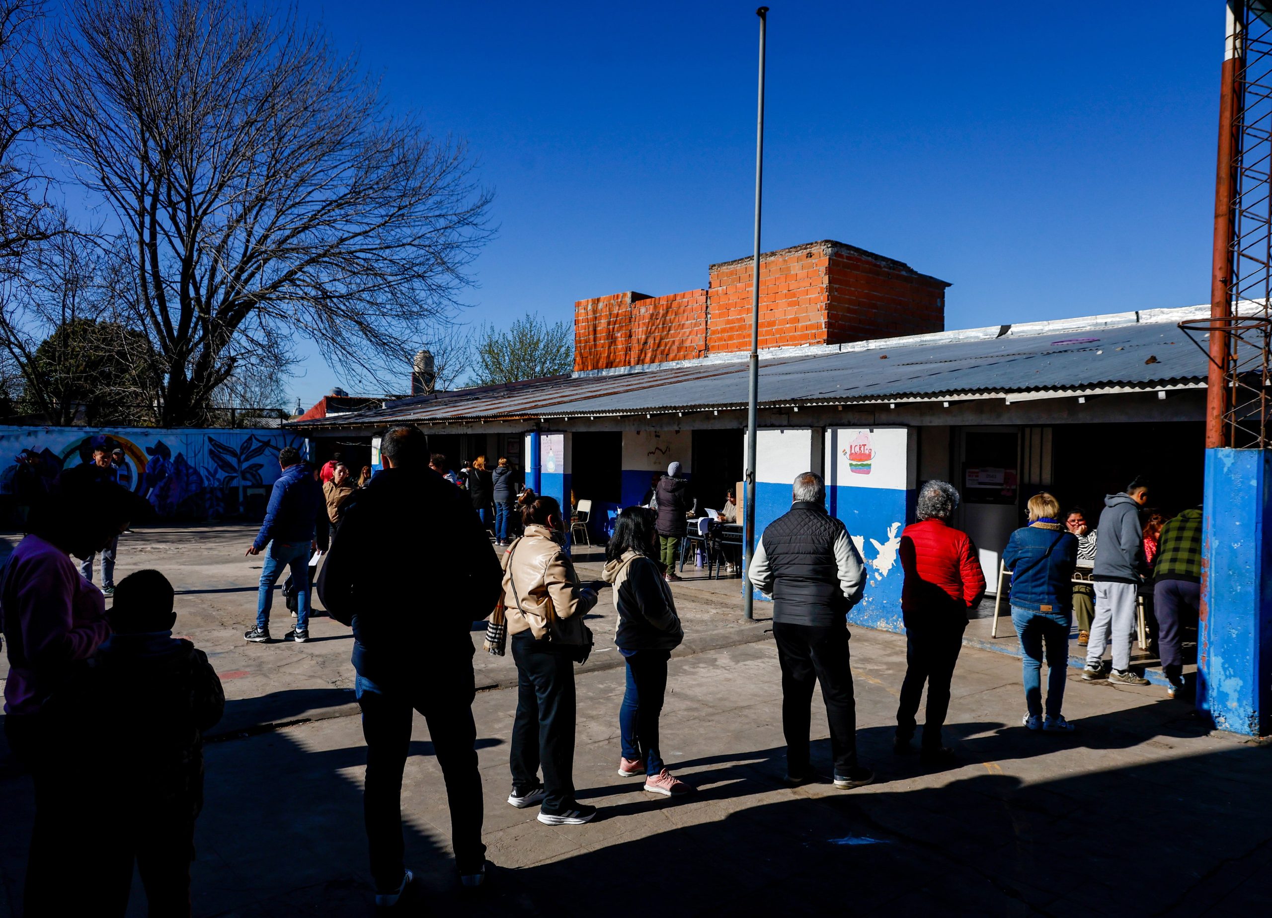 Las filas para votar en una escuela de Villa Ángela, en Moreno, donde Milei cerró la campaña de La Libertad Avanza