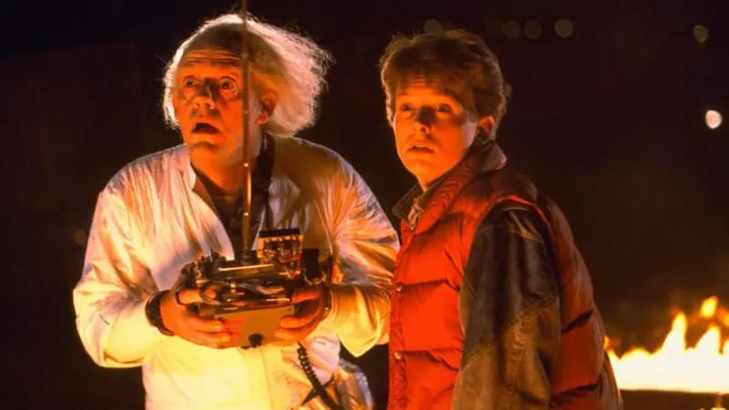 Marty McFly (Michael J. Fox, der.), un adolescente de California, regresa a los años 50 cuando un experimento de su excéntrico amigo científico Doc Brown (Christopher Lloyd) sale mal