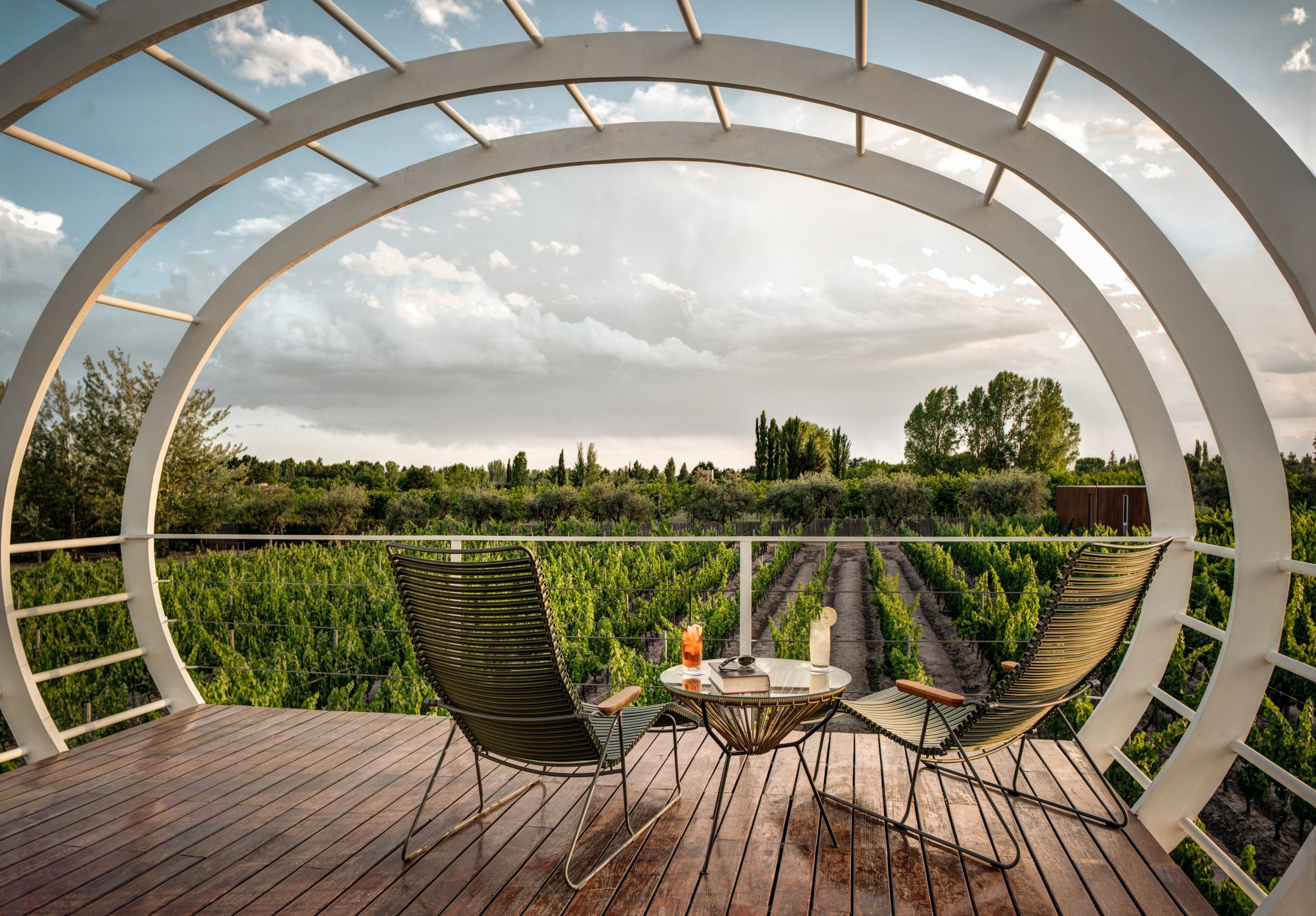 Una de las habitaciones con terraza sobre los viñedos