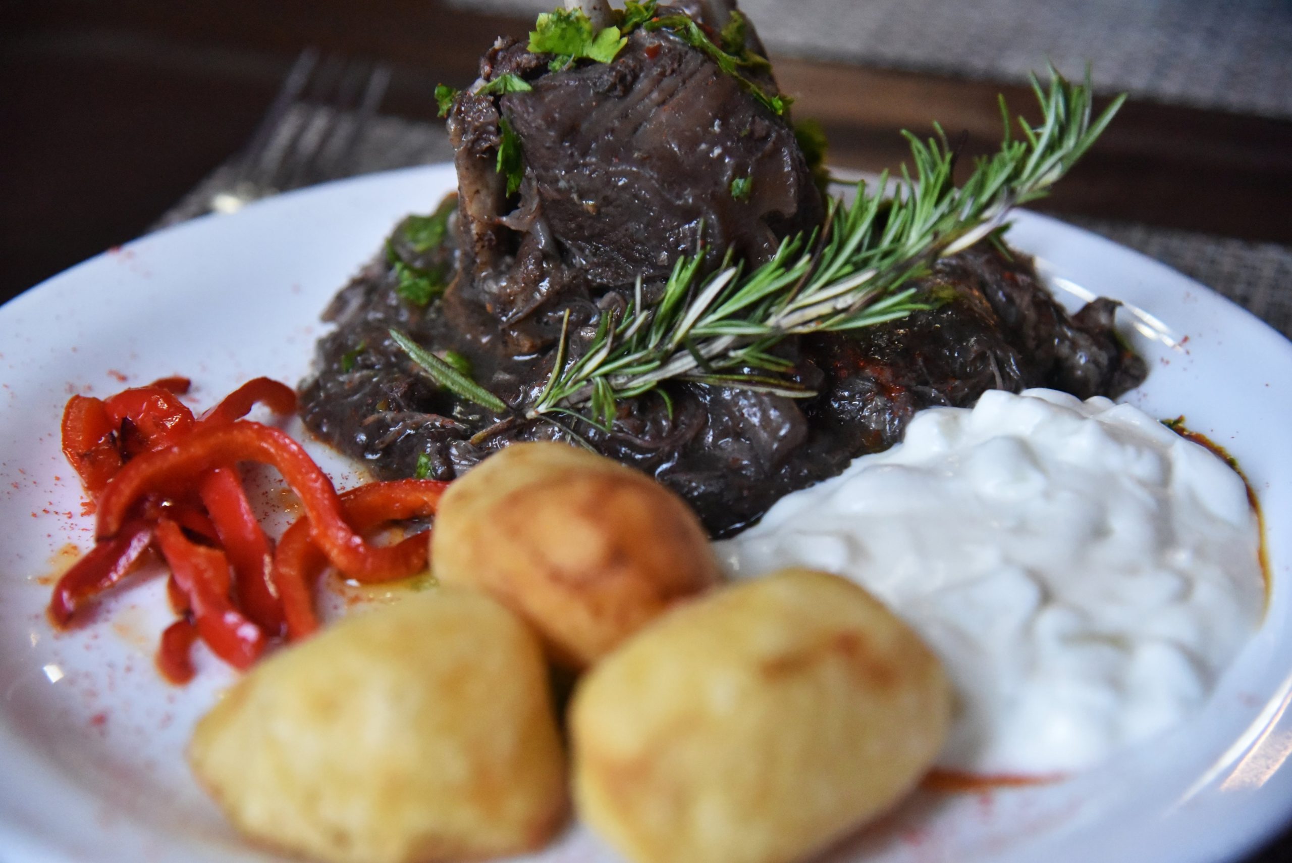 Costillas de cordero cocinadas con canela y vino durante ocho horas en horno de barro