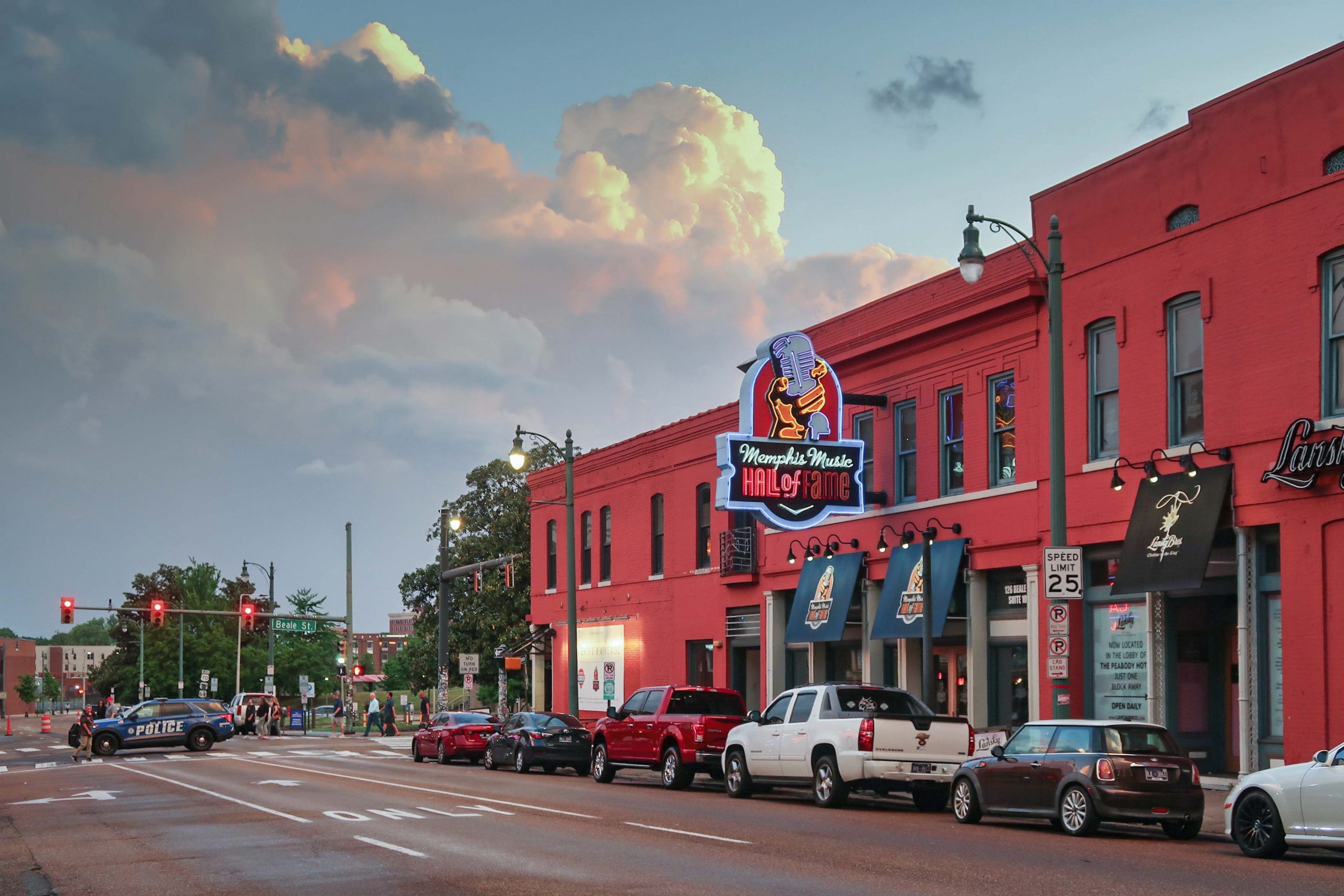 Atardece en Beale Street y la calle se hace peatonal.