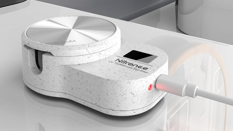 Este esterilizador de cepillos se carga mediante cable USB-C.