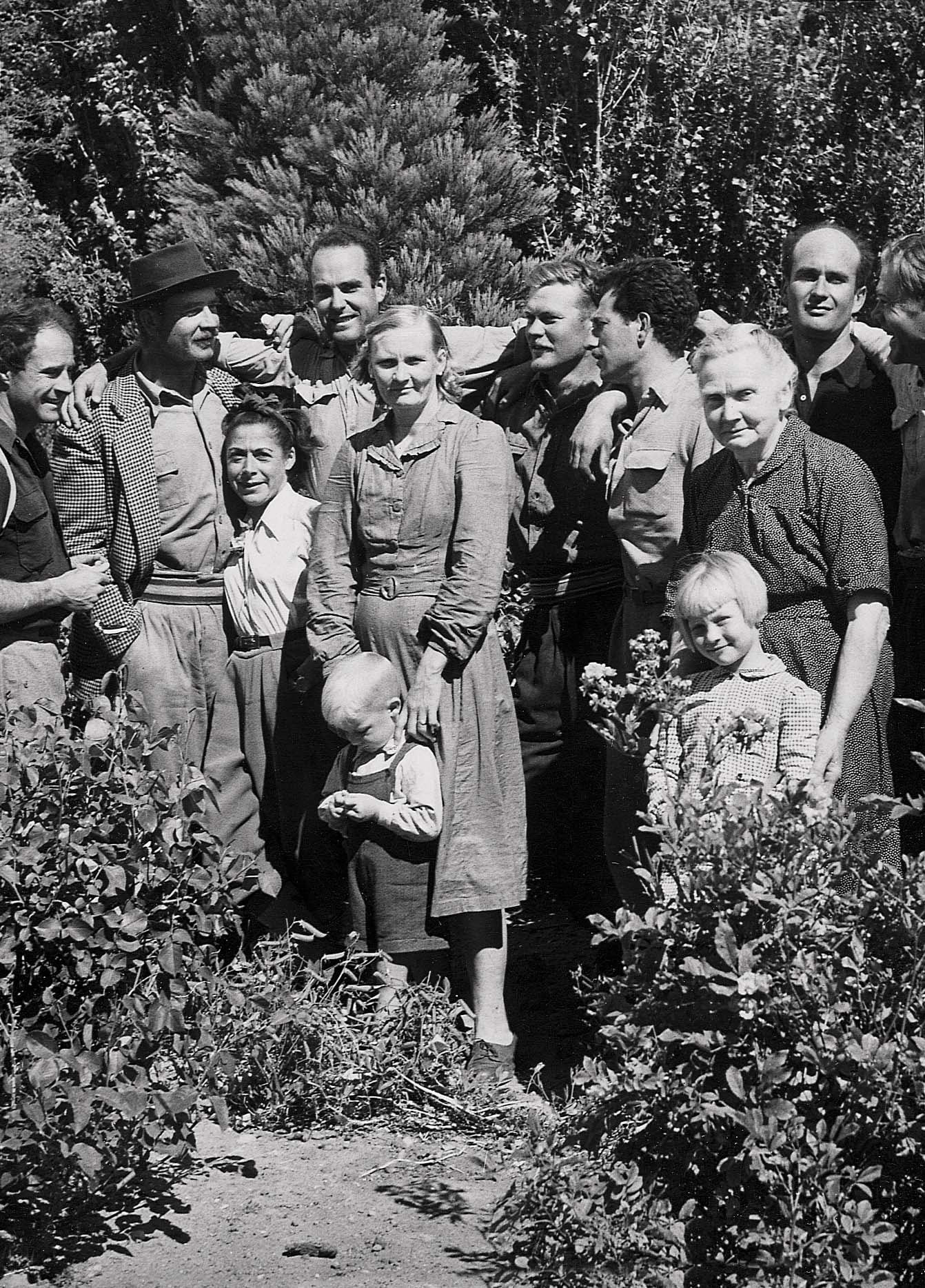 Familia Halvorsen, anfitriona de la primera expedición al Fitz Roy. En la toma aparecen varios de los Halvorsen posando con los escaladores franceses (Lionel Terray, Guido Magnone y su equipo), que hicieron cumbre en febrero  de 1952.