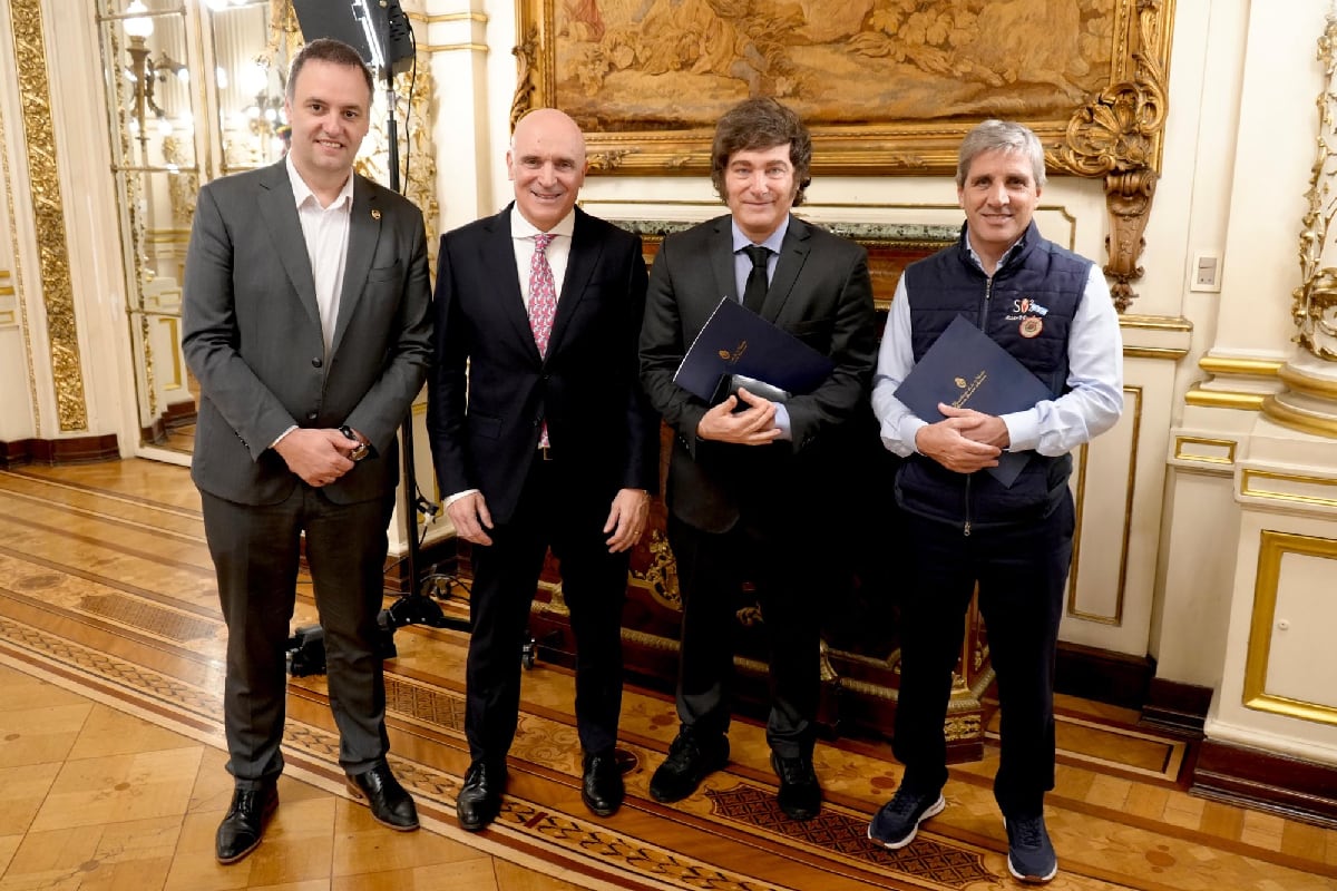 Manuel Adorni, José Luis Espert, Javier Milei y Luis Caputo en el Salón Blanco de Casa Rosada
