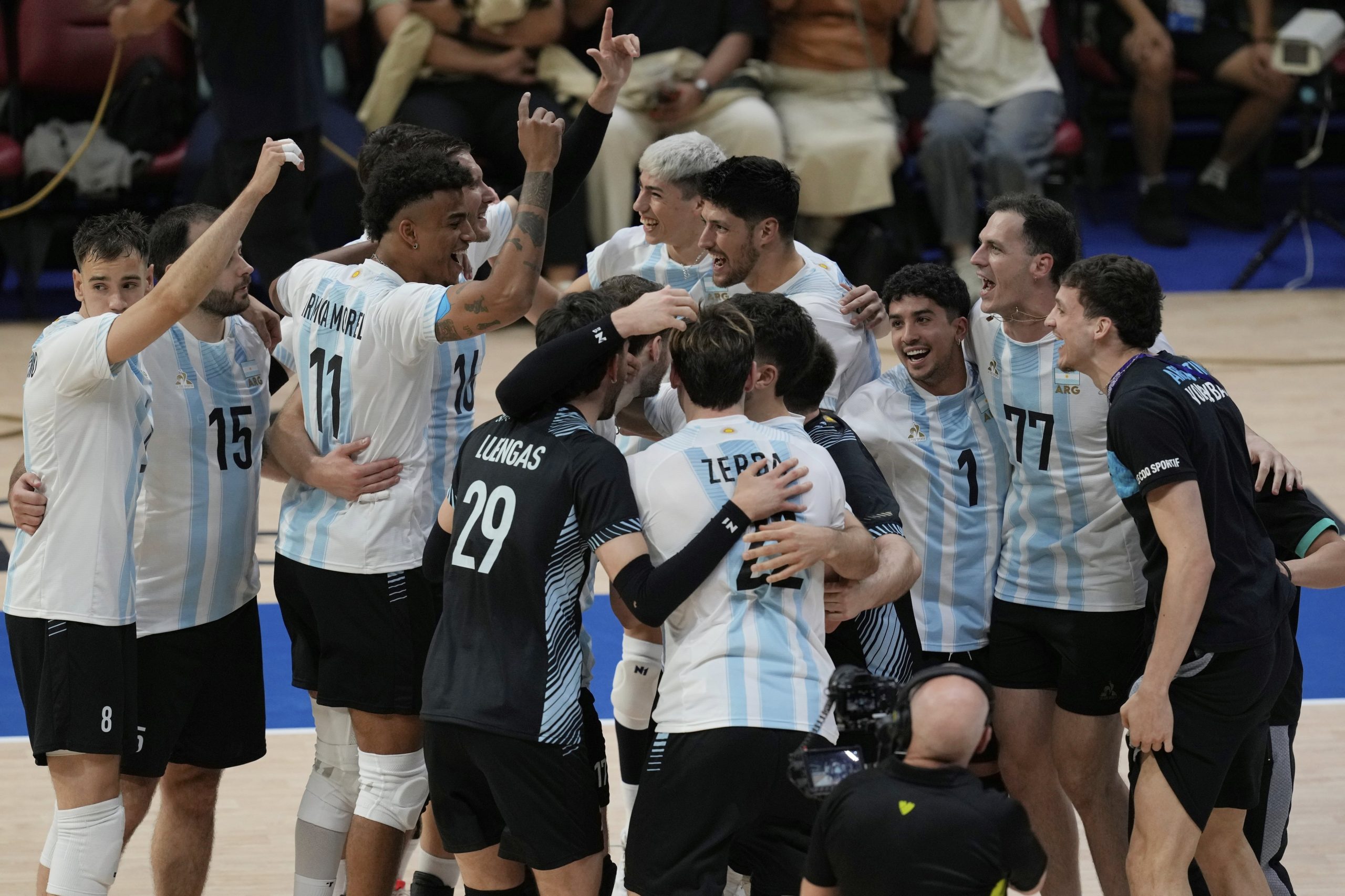 El festejo de la selección argentina de vóleibol tras el enorme triunfo ante Francia, bicampeona olímipca, en el Mundial de Filipinas