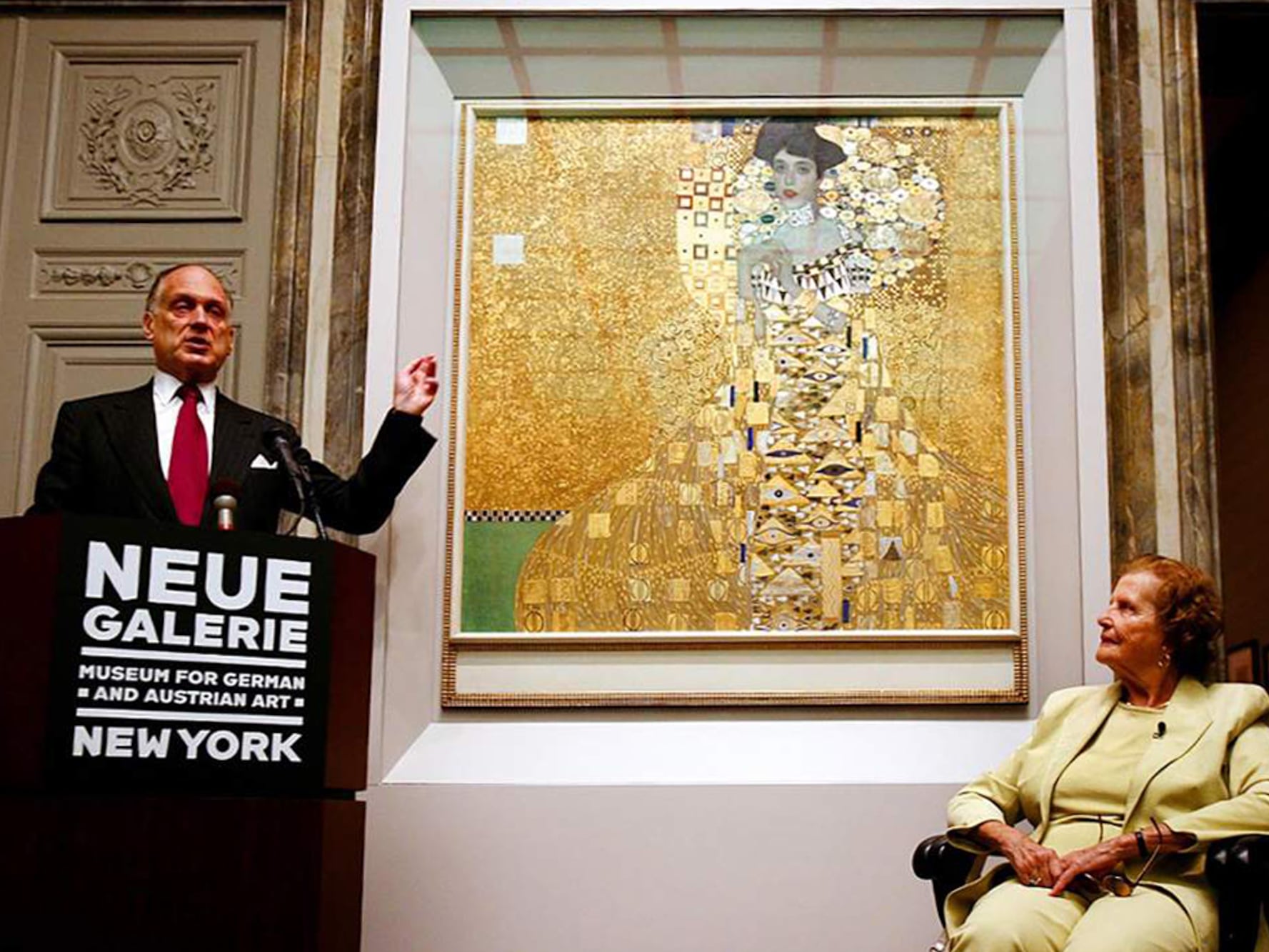 Randol Lauder y Maria Altmann en la conferencia de prensa en la que se anunció la adquisición del Retrato de Adele Bloch Bauer I el 12 de julio de 2006
