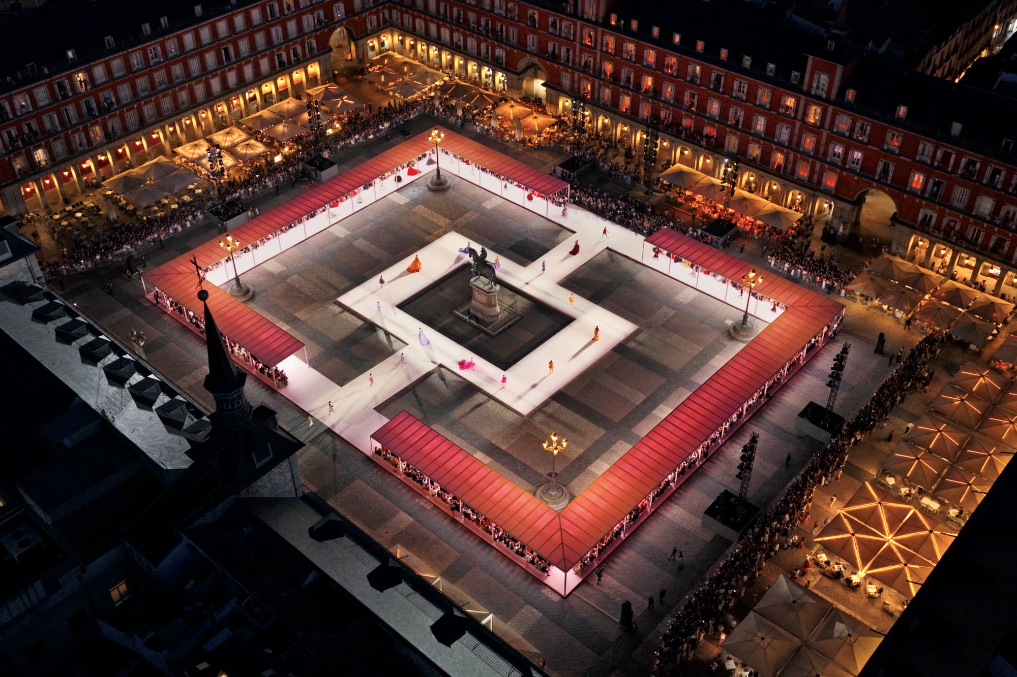 La Plaza Mayor iluminada y lista para dar comienzo al show