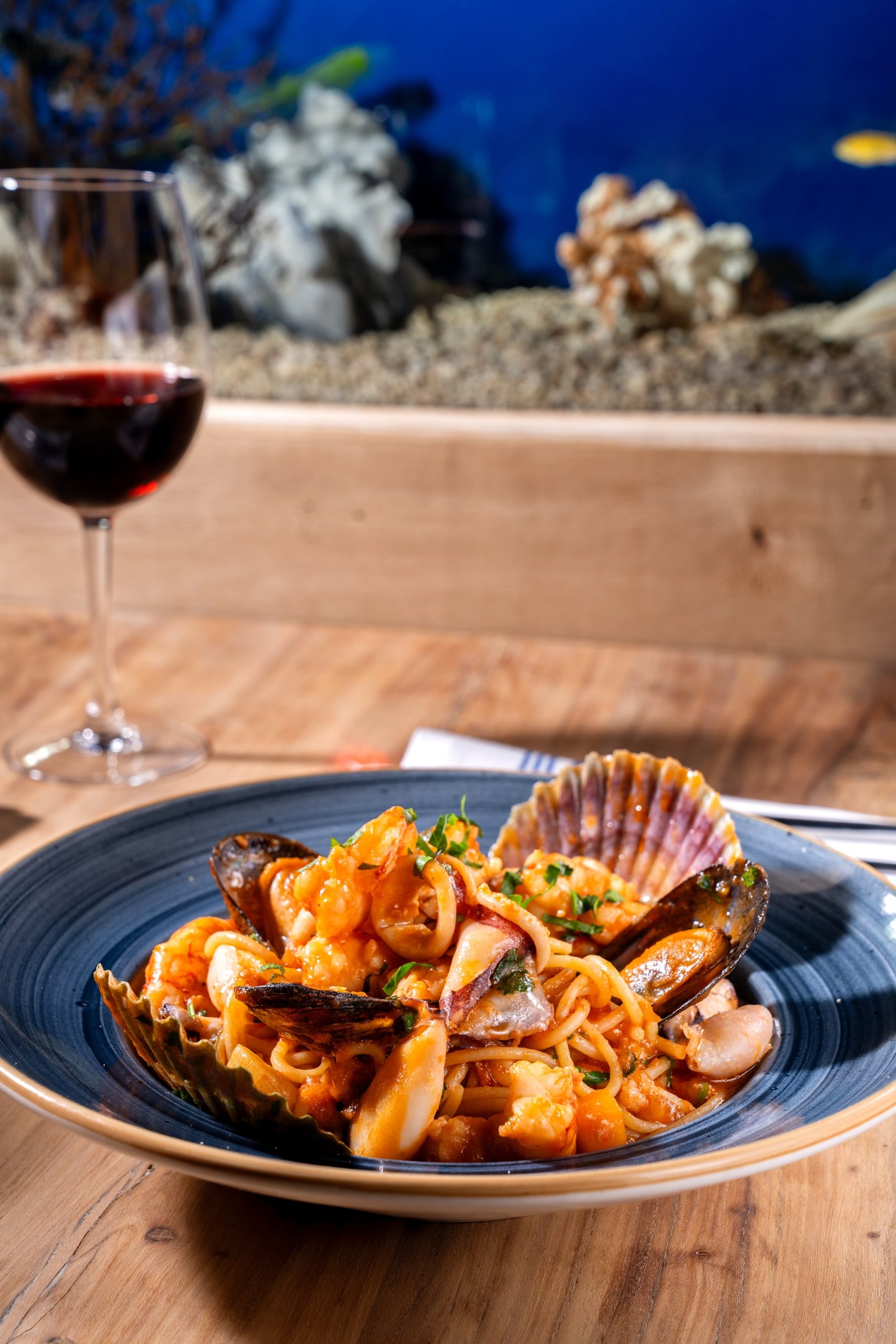 Spaghetti frutti di mare (pomodoro, langostinos, vieiras, chipirones y mejillones) en Mare
