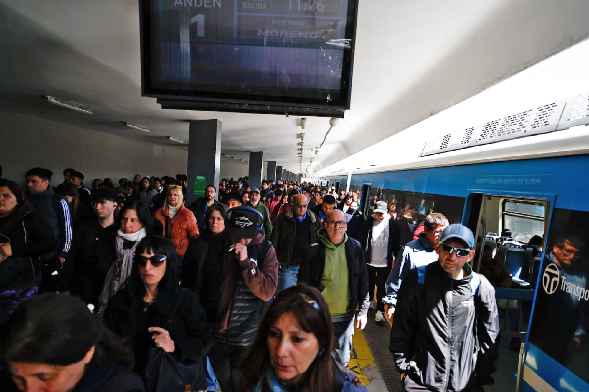 Los trenes andan a 30 km por hora como medida de fuerza gremial. Estación Once; tren Sarmiento