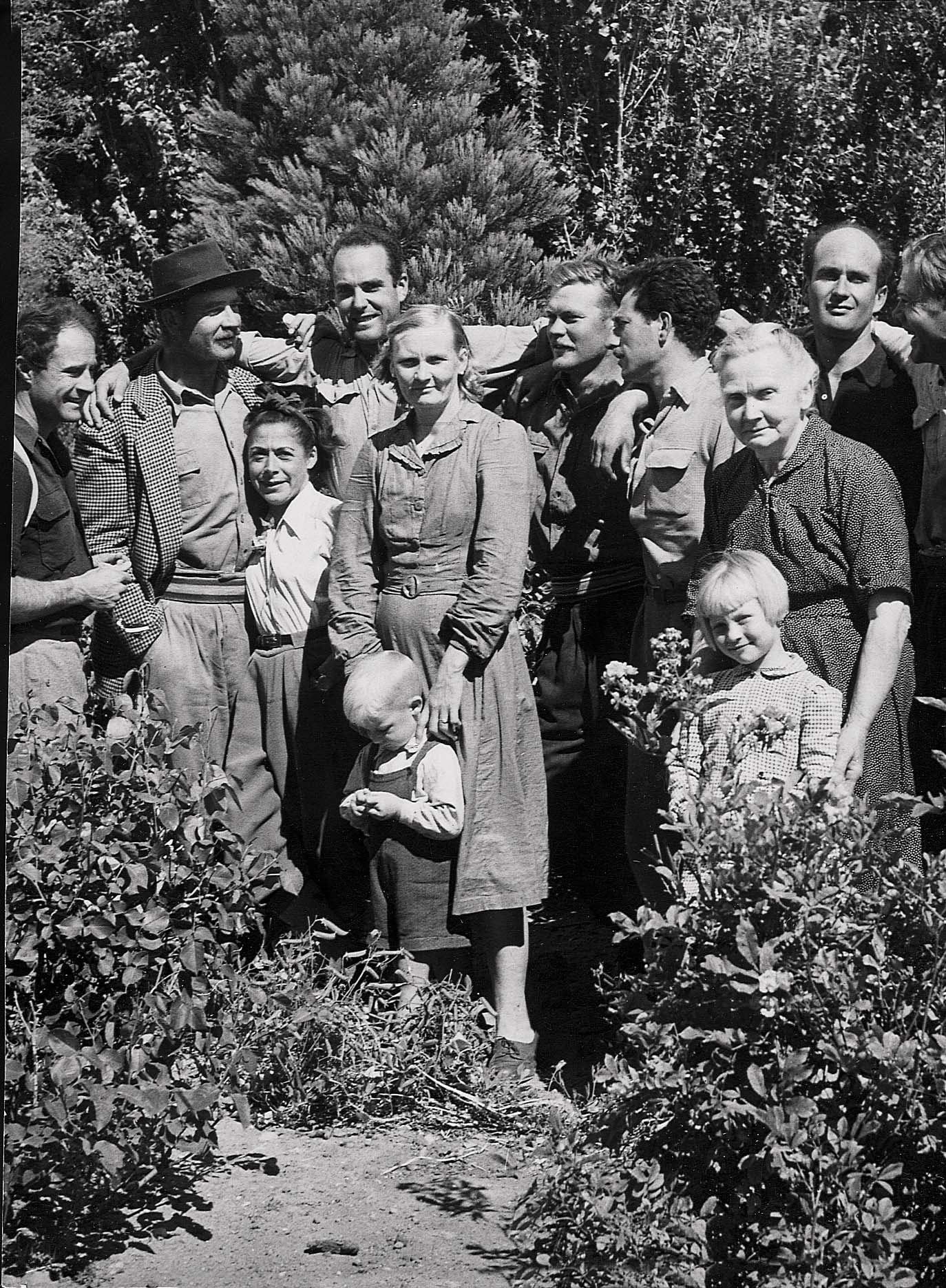 Familia Halvorsen, anfitriona de la primera expedición al Fitz Roy. En la toma aparecen varios de los Halvorsen posando con los escaladores franceses (Lionel Terray, Guido Magnone y su equipo), que hicieron cumbre en febrero  de 1952.