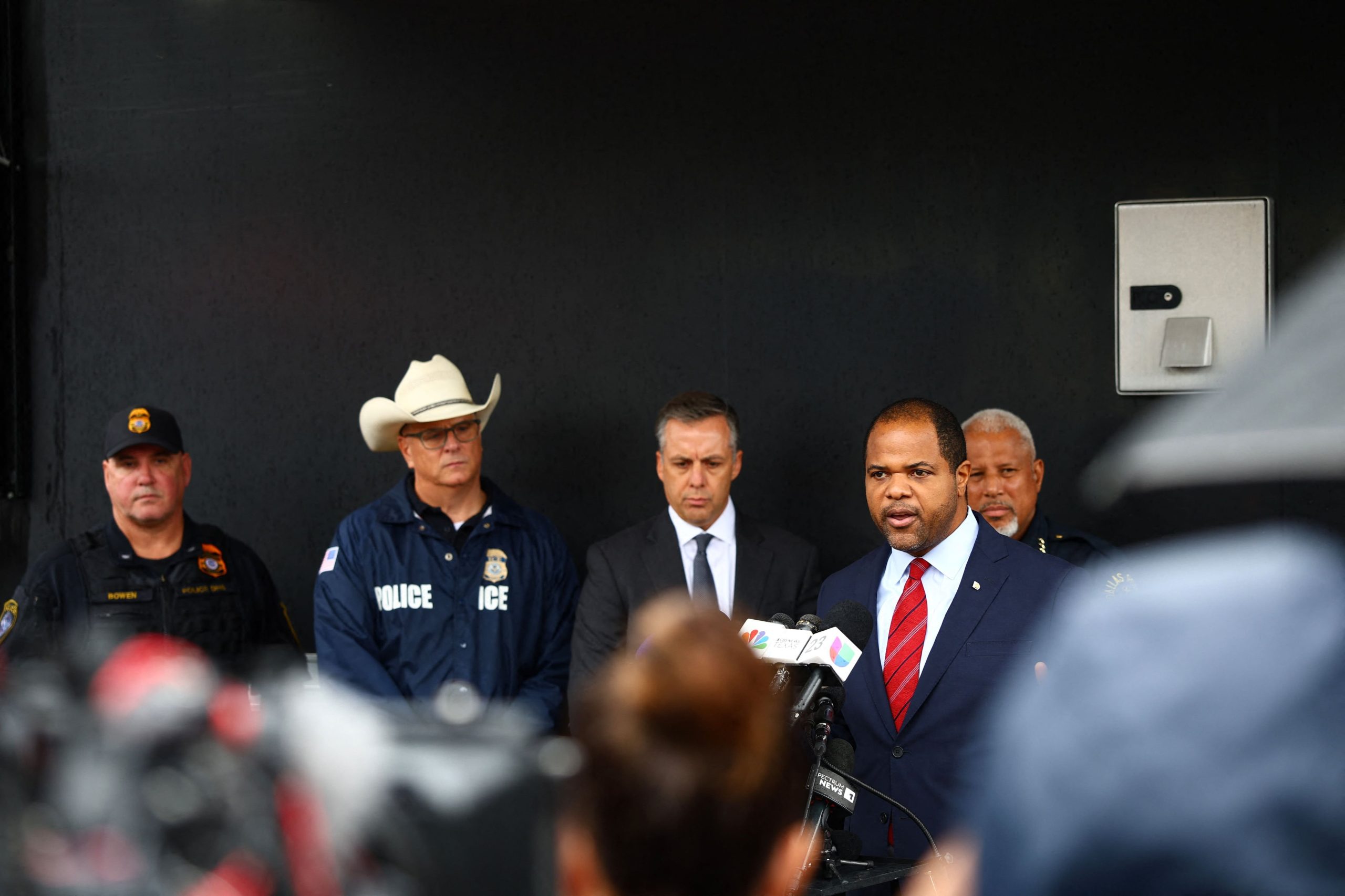 El alcalde de Dallas, Eric Johnson, habla durante una conferencia de prensa tras un tiroteo en una instalación de detención del Servicio de Inmigración y Control de Aduanas (ICE) de Estados Unidos en Dallas, Texas, el 24 de septiembre de 2025.