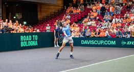 Tras la victoria de Etcheverry, Cerúndolo ganó 7-6 el primer set del segundo partido de la serie de Copa Davis