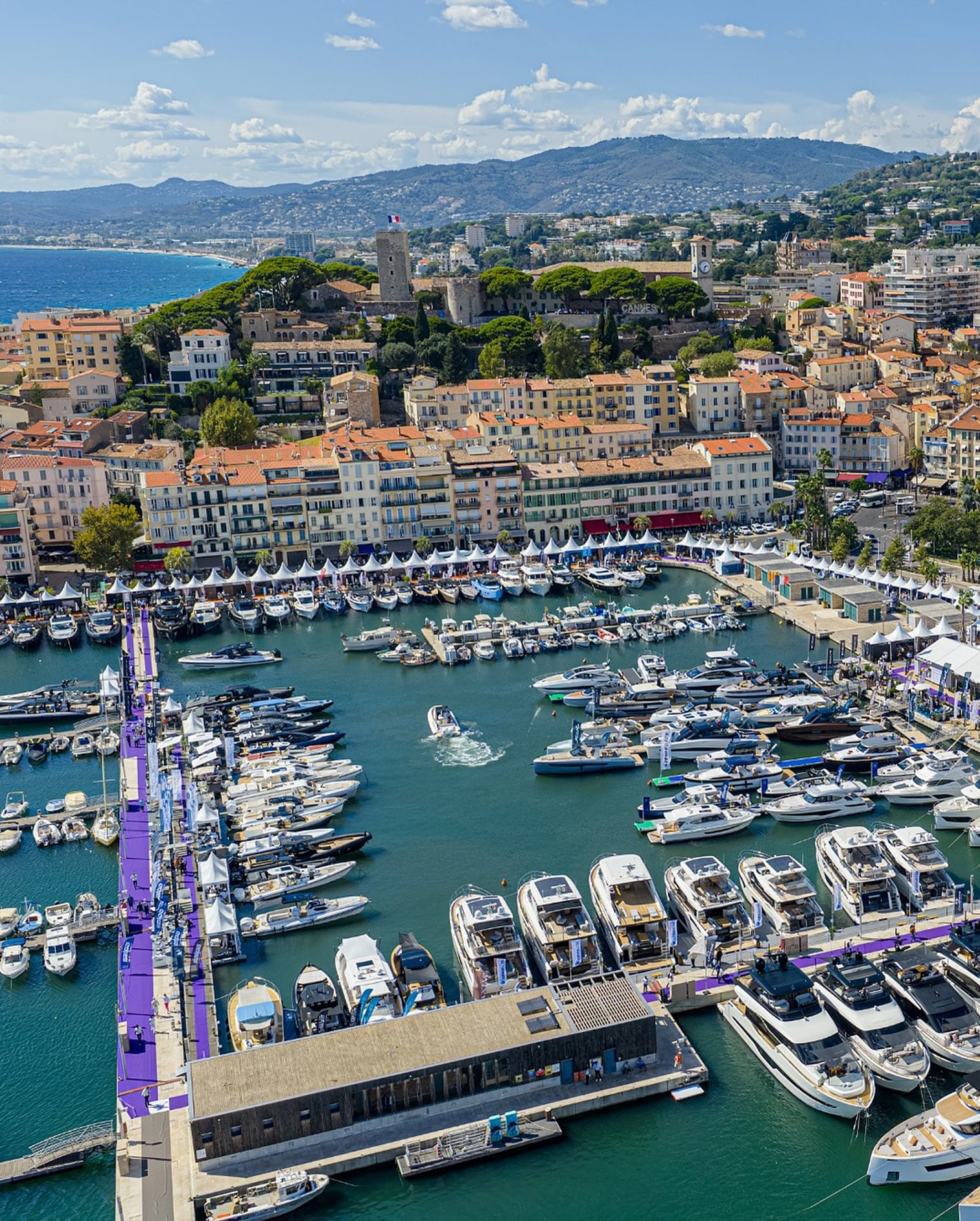 Embarcaciones de recreación de distinto porte en el Vieux Port