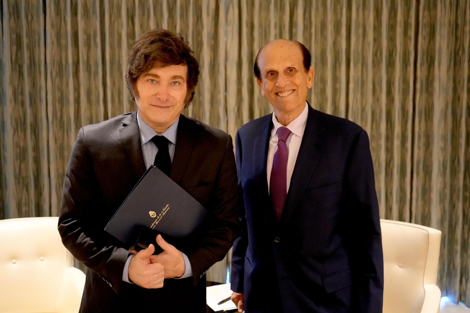 El presidente Javier Milei, junto al economista Michael Milken.